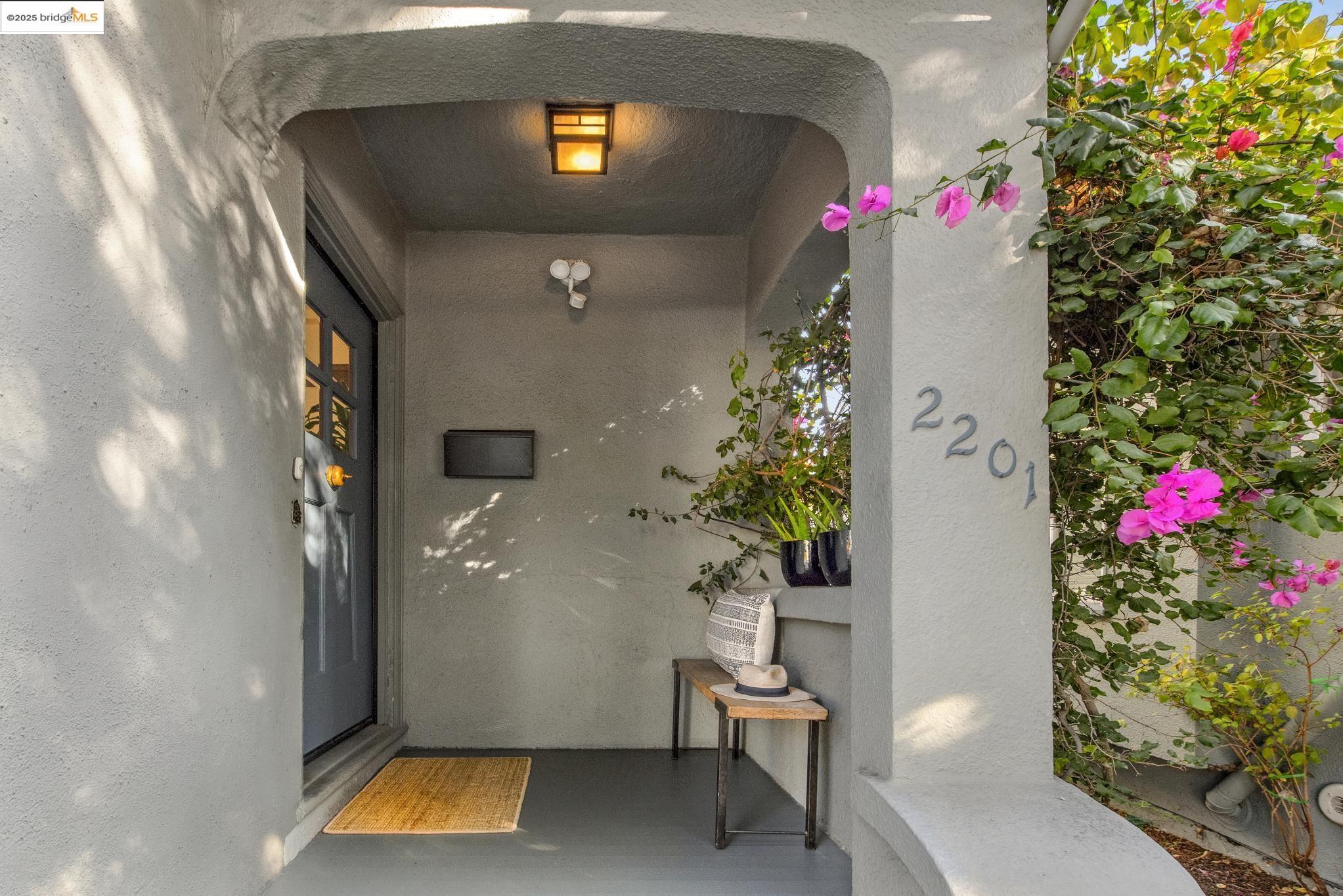 Detail Gallery Image 4 of 46 For 2201 Mcgee Ave, Berkeley,  CA 94703 - 2 Beds | 1 Baths