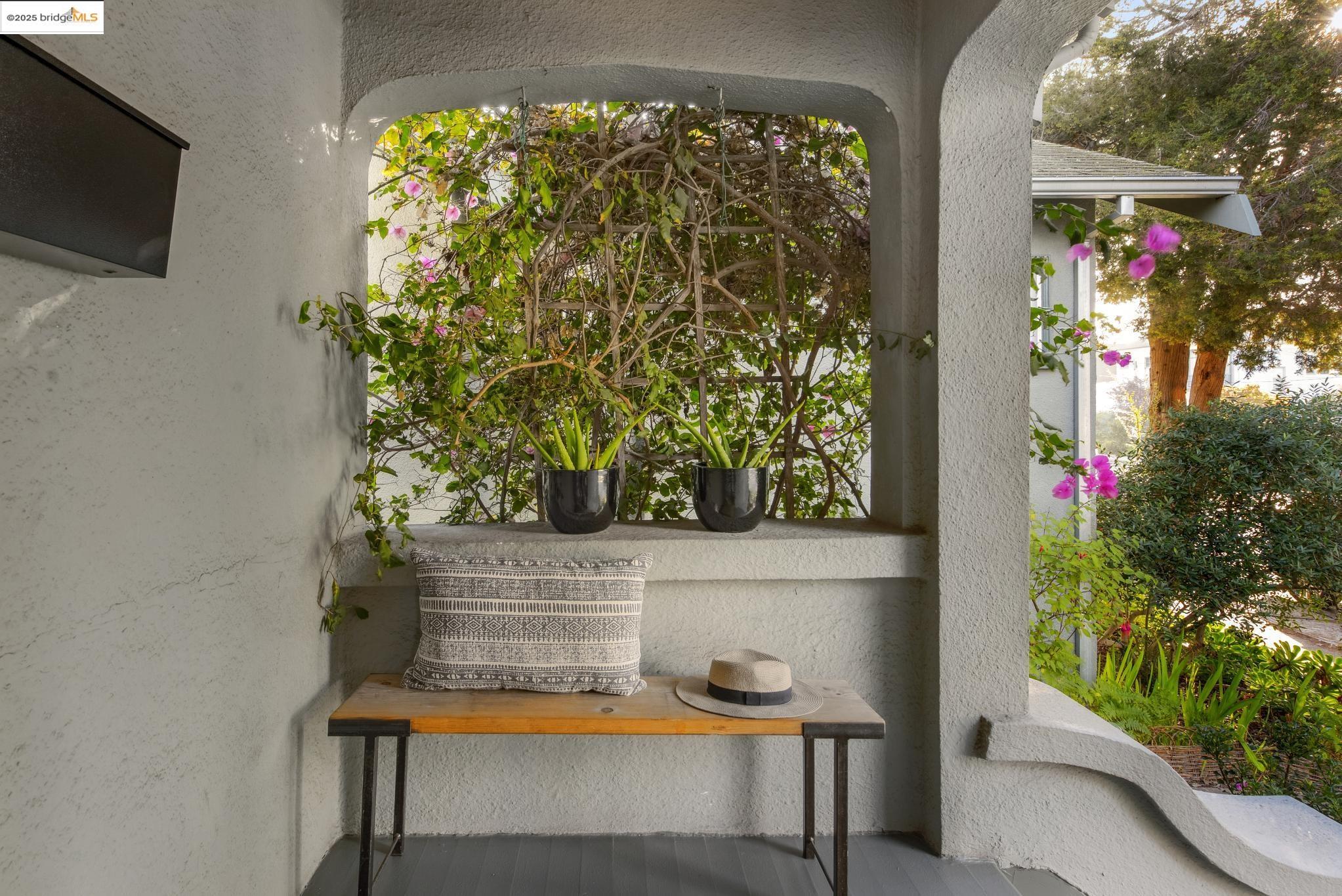 Detail Gallery Image 5 of 46 For 2201 Mcgee Ave, Berkeley,  CA 94703 - 2 Beds | 1 Baths