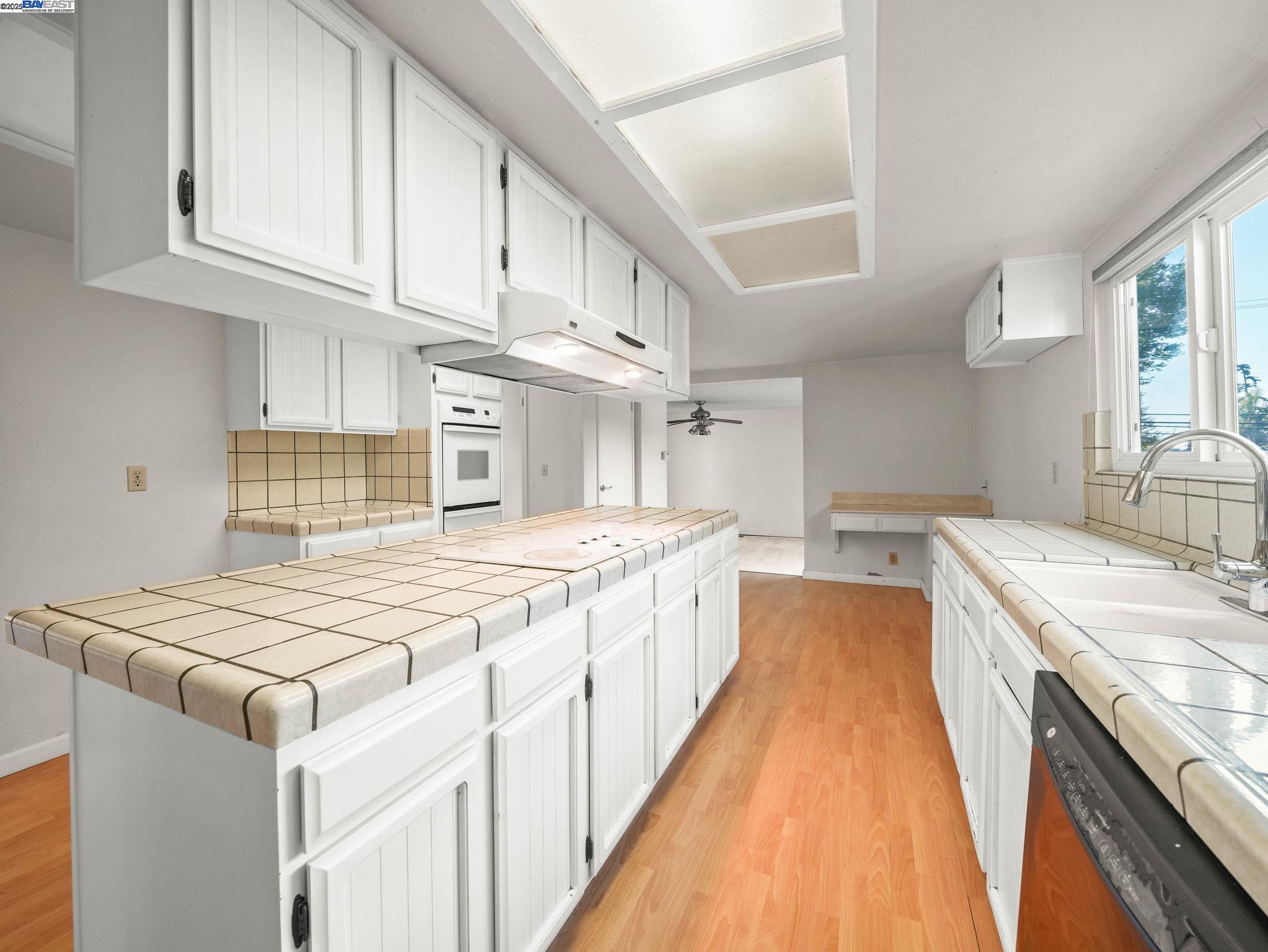 Detail Gallery Image 10 of 50 For 1800 Weir Dr, Hayward,  CA 94541 - 4 Beds | 2/1 Baths