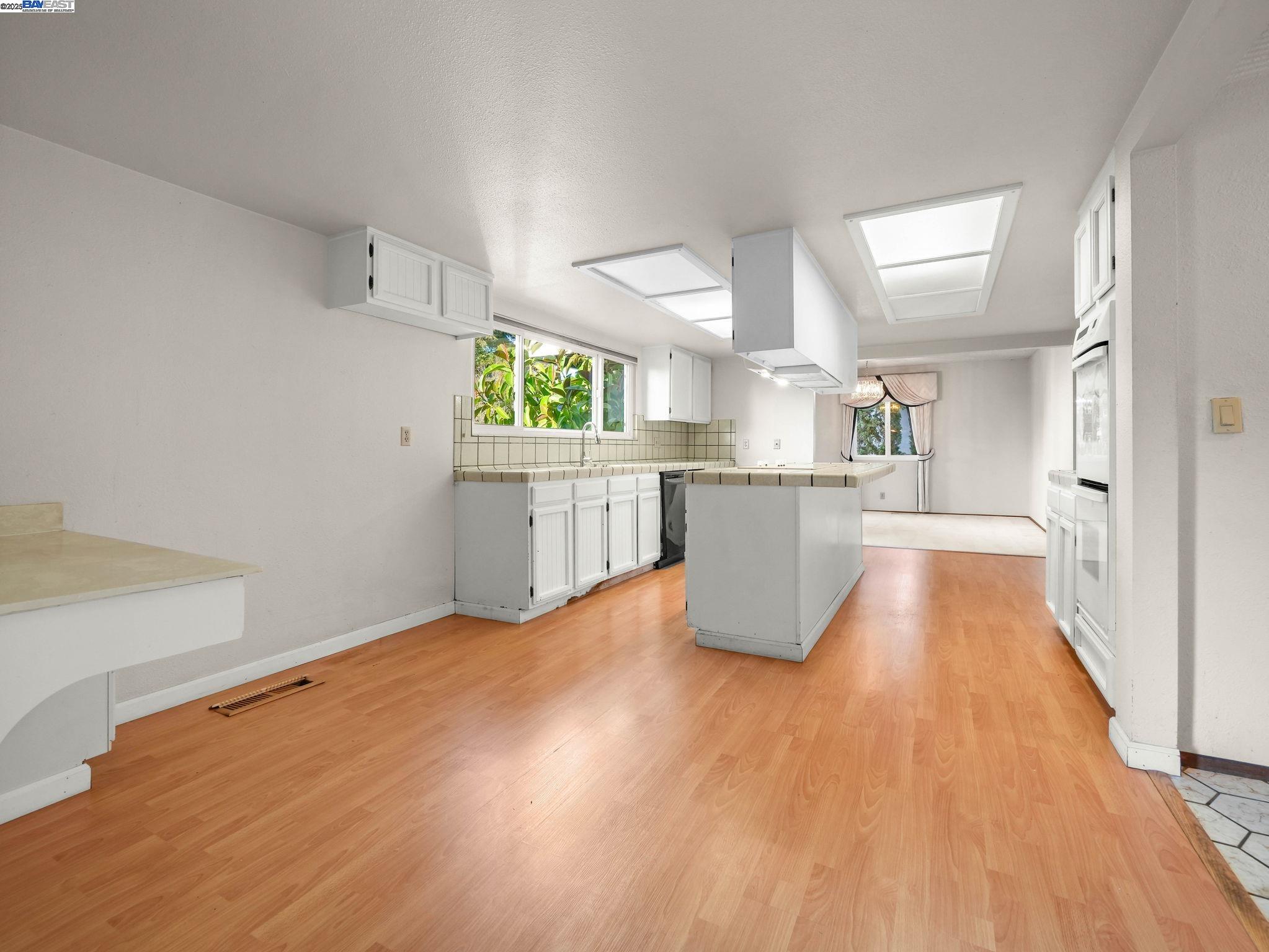 Detail Gallery Image 12 of 50 For 1800 Weir Dr, Hayward,  CA 94541 - 4 Beds | 2/1 Baths