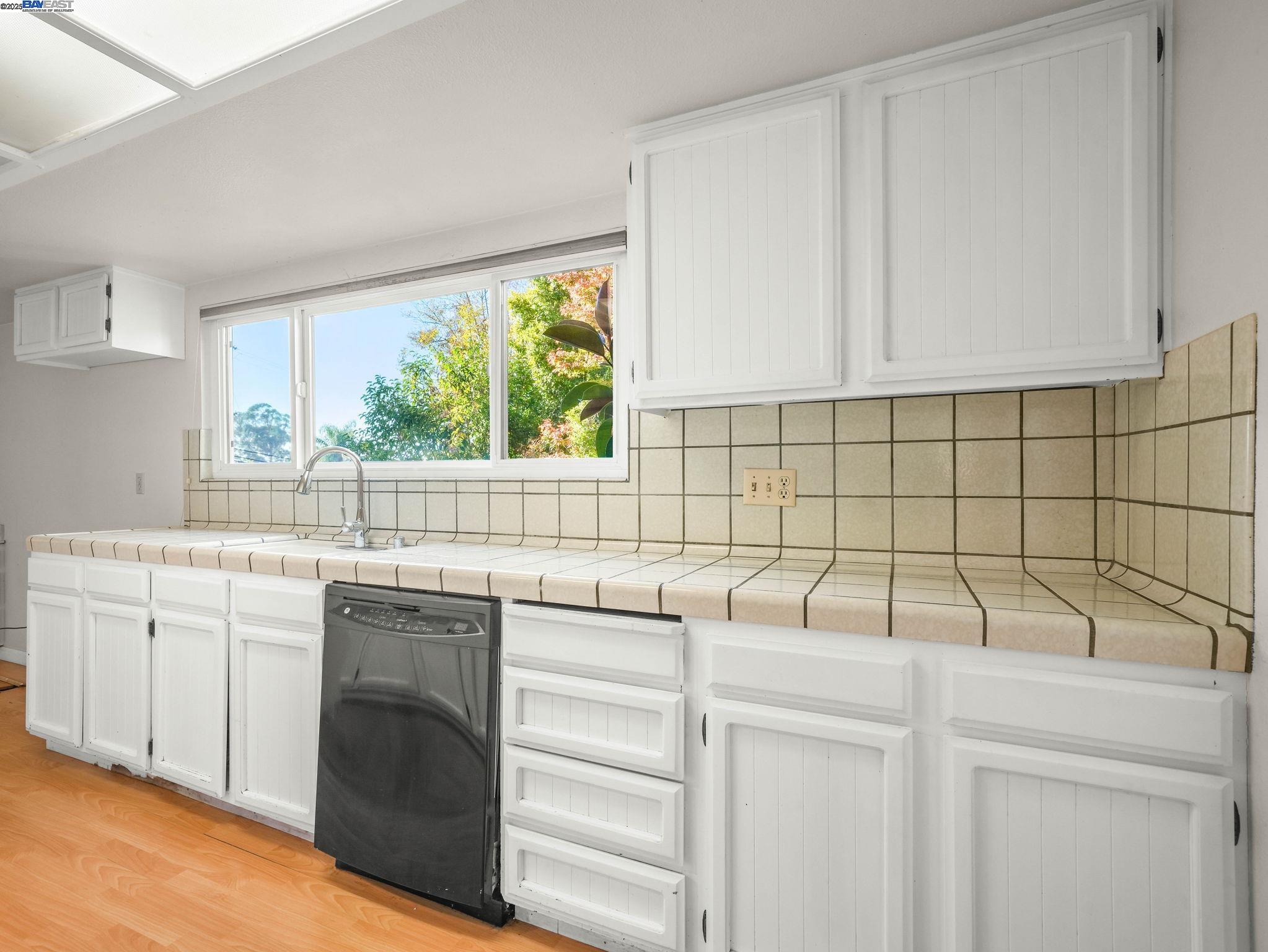 Detail Gallery Image 9 of 50 For 1800 Weir Dr, Hayward,  CA 94541 - 4 Beds | 2/1 Baths