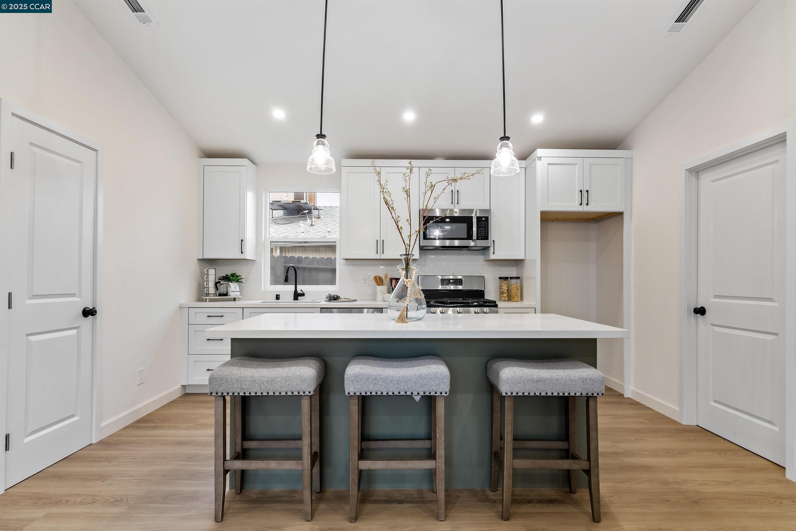 Detail Gallery Image 11 of 37 For 330 Warren Way, Pittsburg,  CA 94565 - 3 Beds | 2 Baths