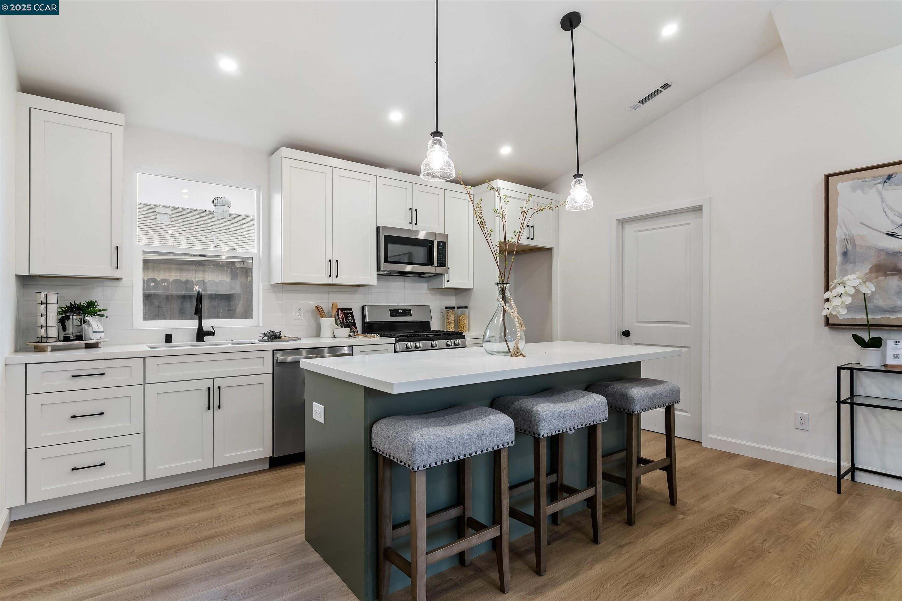 Detail Gallery Image 14 of 37 For 330 Warren Way, Pittsburg,  CA 94565 - 3 Beds | 2 Baths