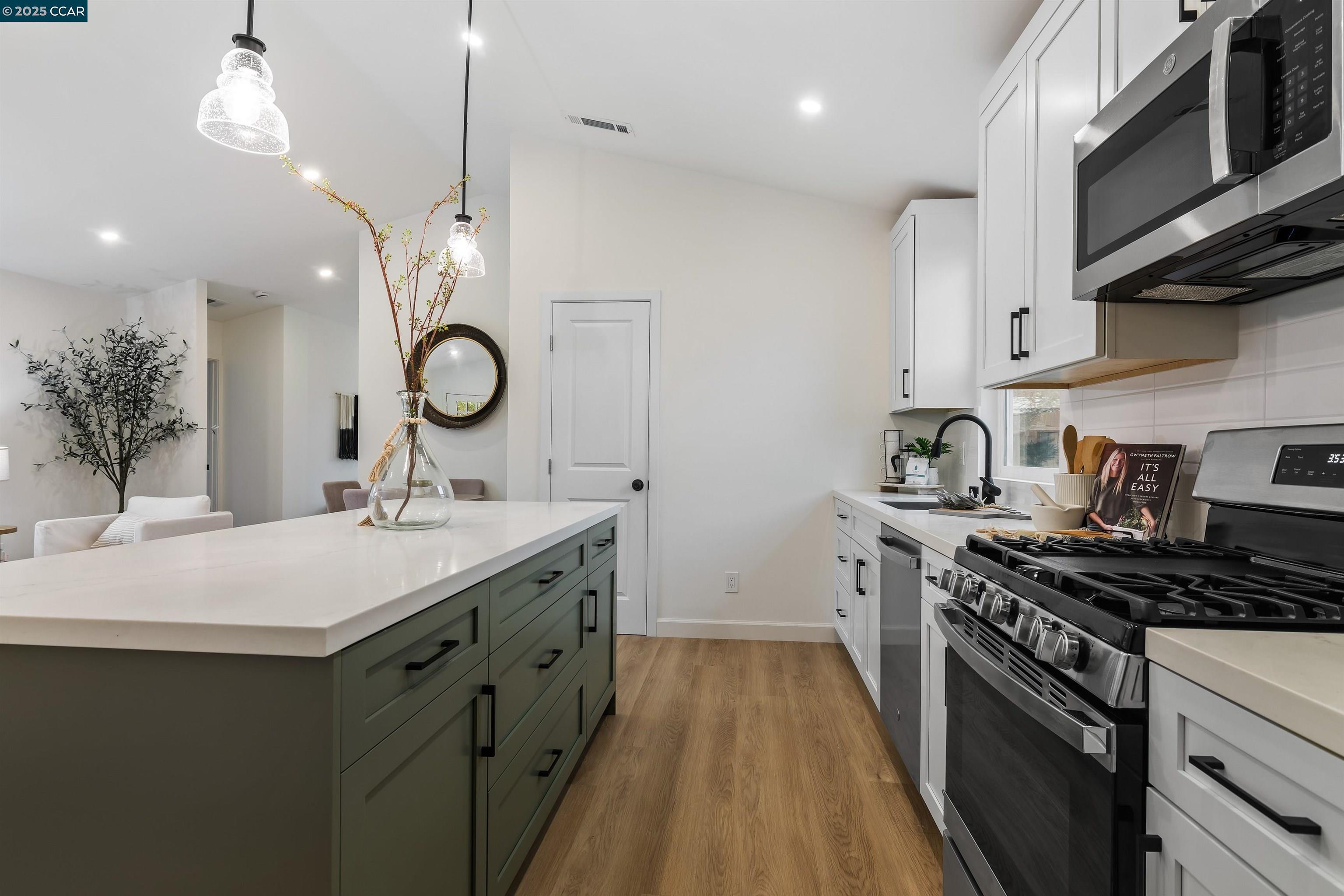 Detail Gallery Image 15 of 37 For 330 Warren Way, Pittsburg,  CA 94565 - 3 Beds | 2 Baths