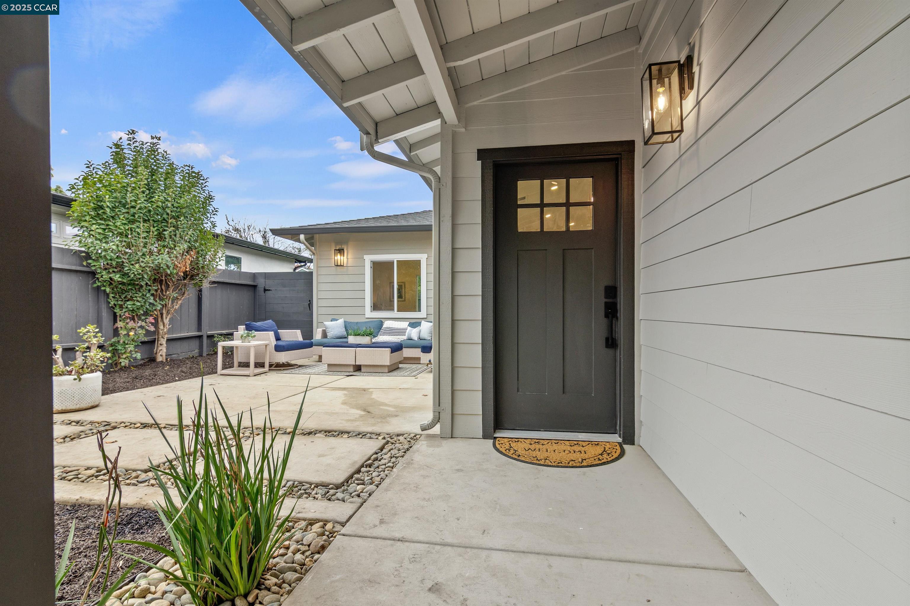 Detail Gallery Image 5 of 37 For 330 Warren Way, Pittsburg,  CA 94565 - 3 Beds | 2 Baths