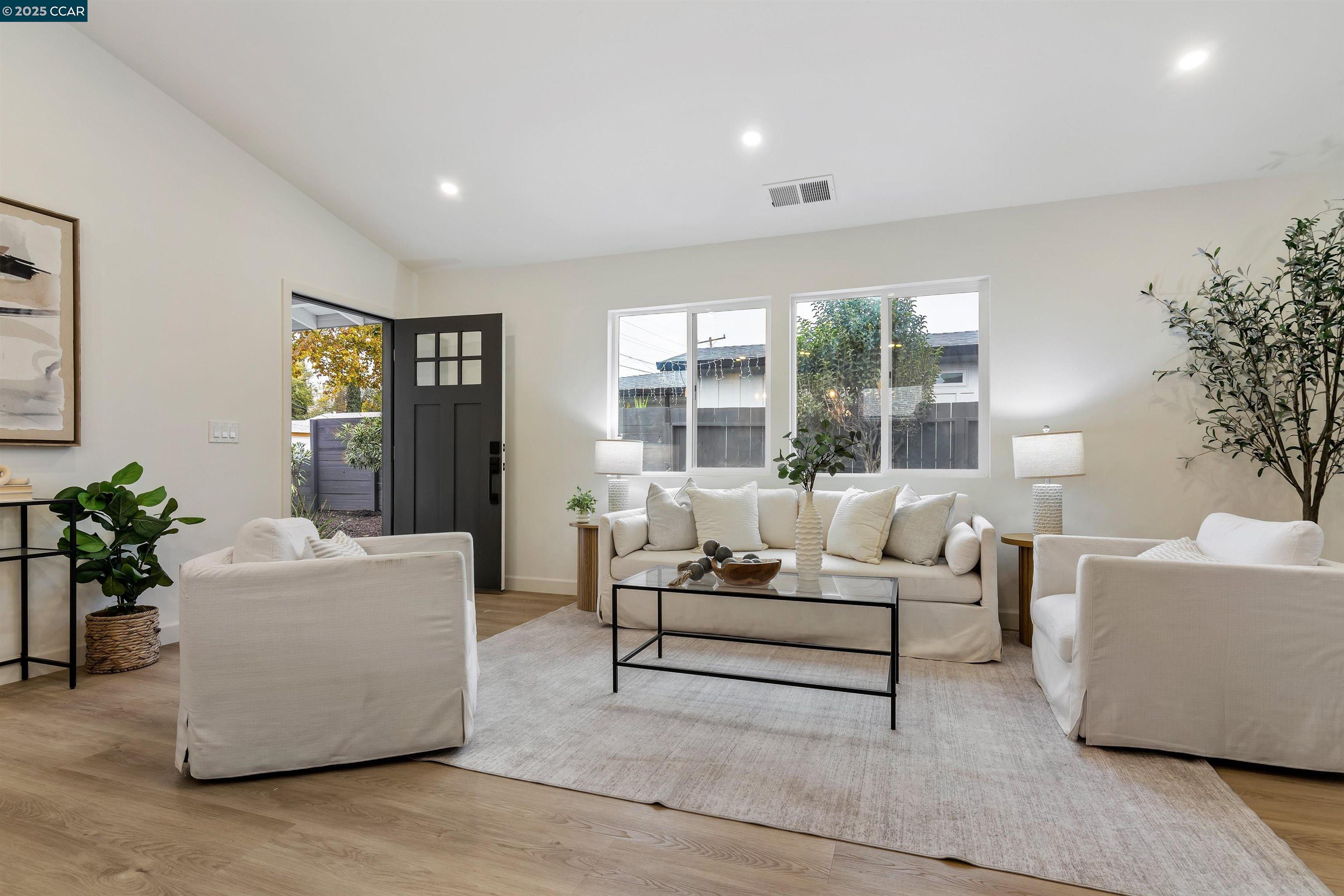 Detail Gallery Image 6 of 37 For 330 Warren Way, Pittsburg,  CA 94565 - 3 Beds | 2 Baths