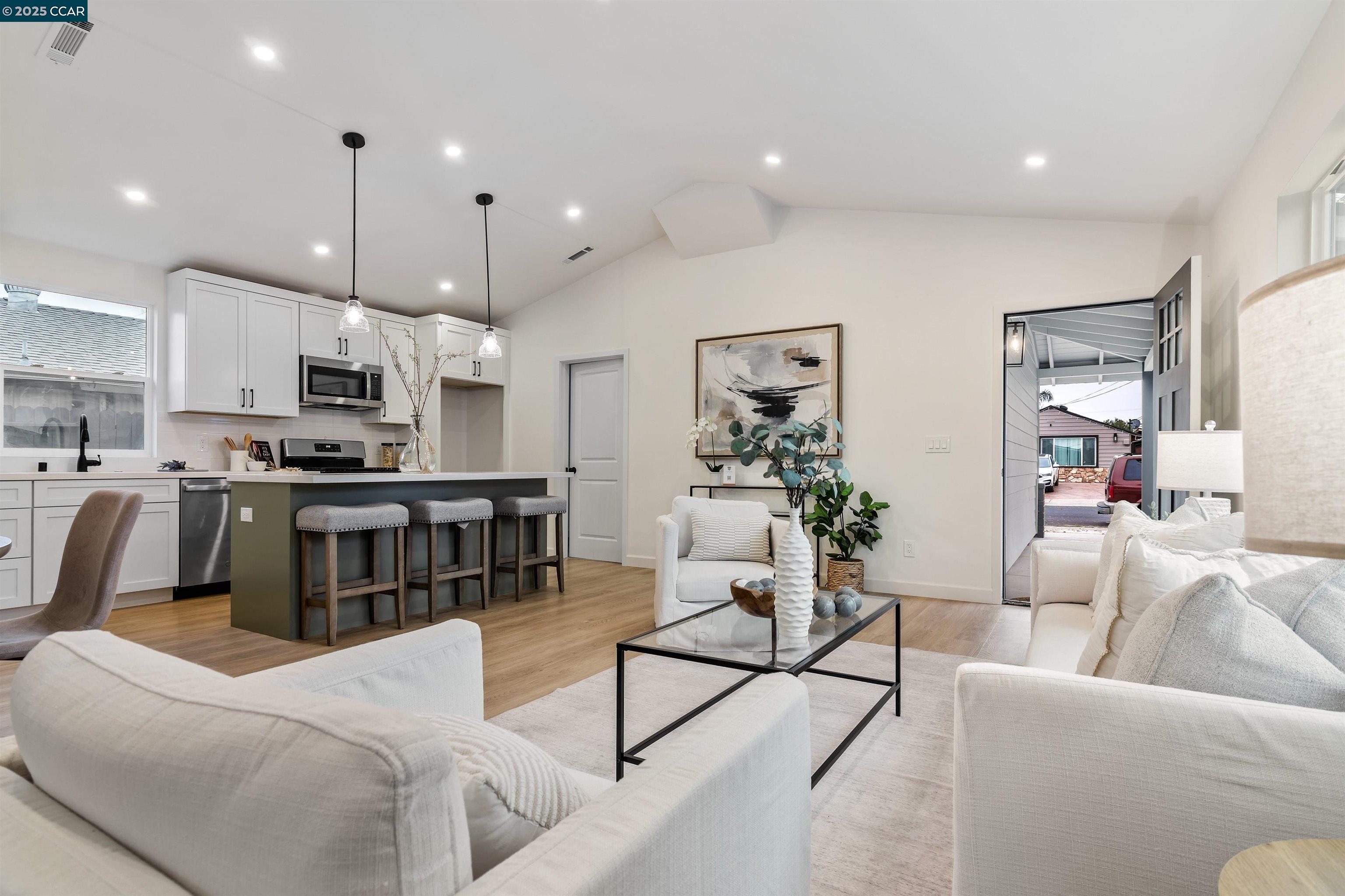 Detail Gallery Image 8 of 37 For 330 Warren Way, Pittsburg,  CA 94565 - 3 Beds | 2 Baths