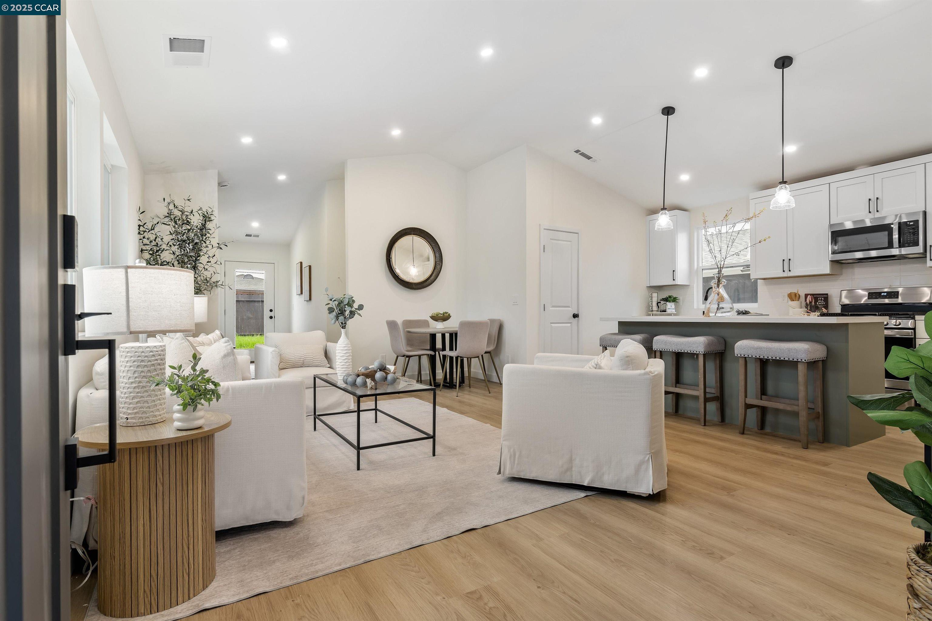 Detail Gallery Image 8 of 37 For 330 Warren Way, Pittsburg,  CA 94565 - 3 Beds | 2 Baths