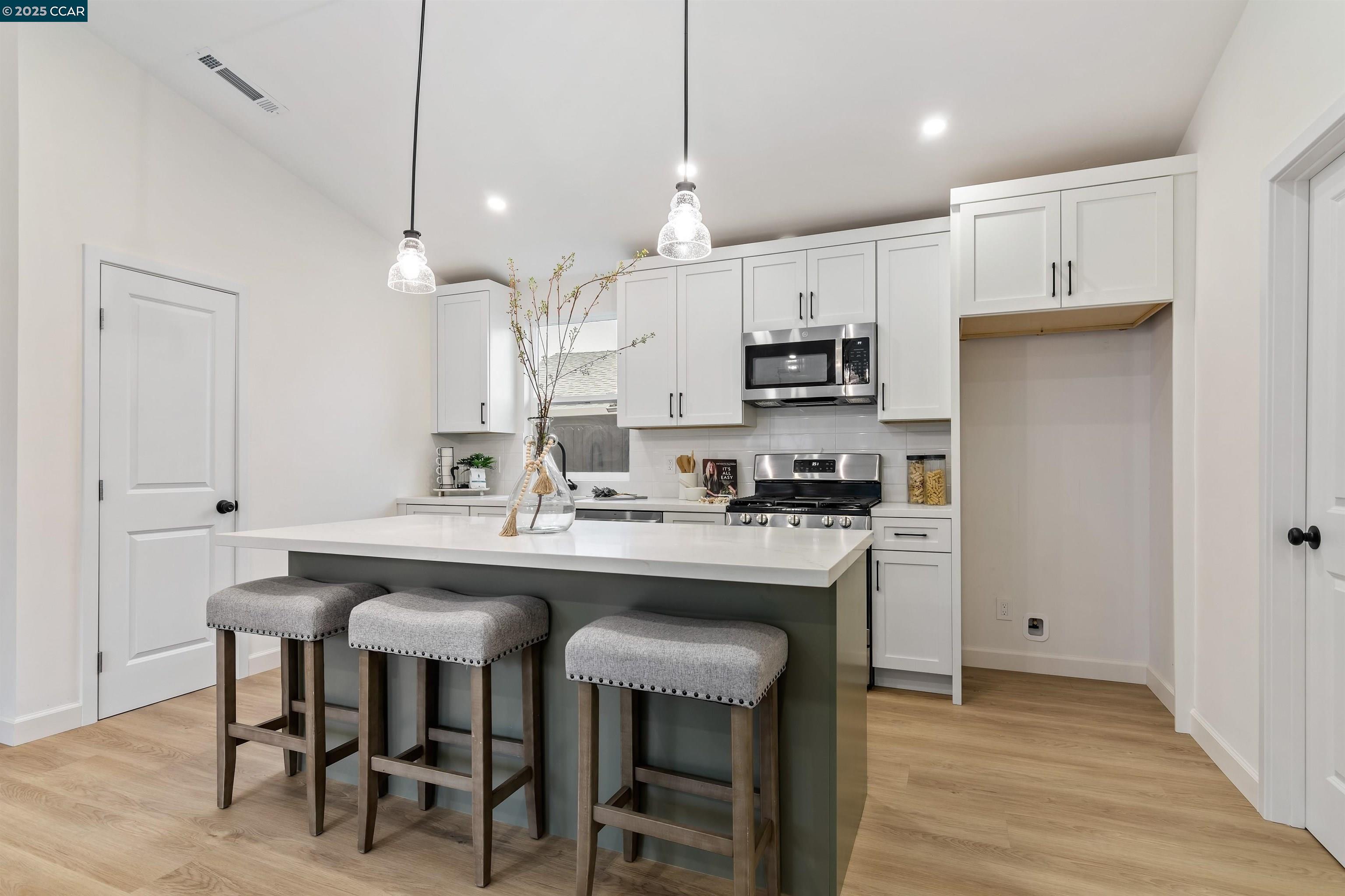 Detail Gallery Image 10 of 37 For 330 Warren Way, Pittsburg,  CA 94565 - 3 Beds | 2 Baths