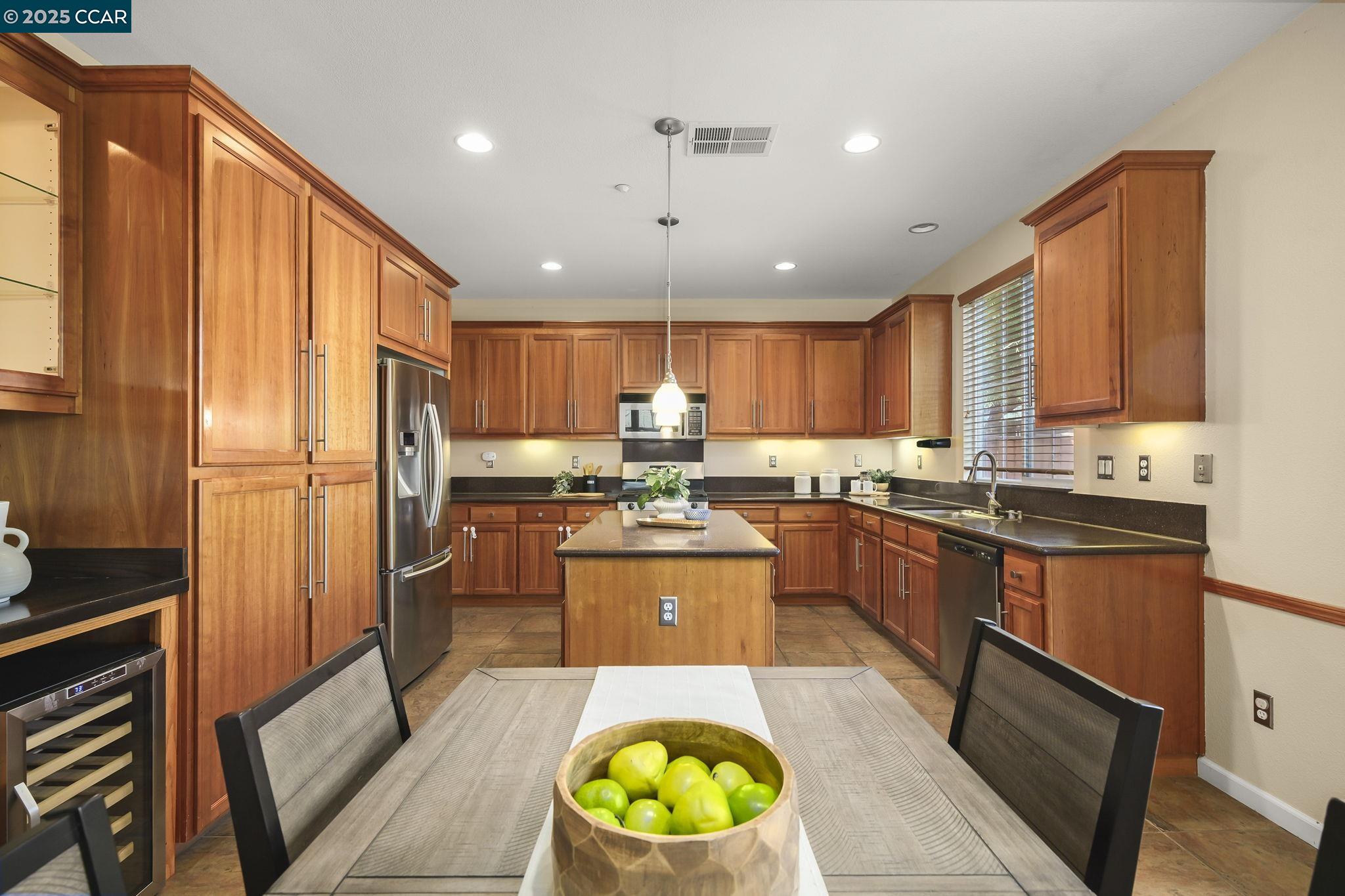 Detail Gallery Image 15 of 30 For 1775 Rose Gate Cmn, Livermore,  CA 94551 - 3 Beds | 2/1 Baths