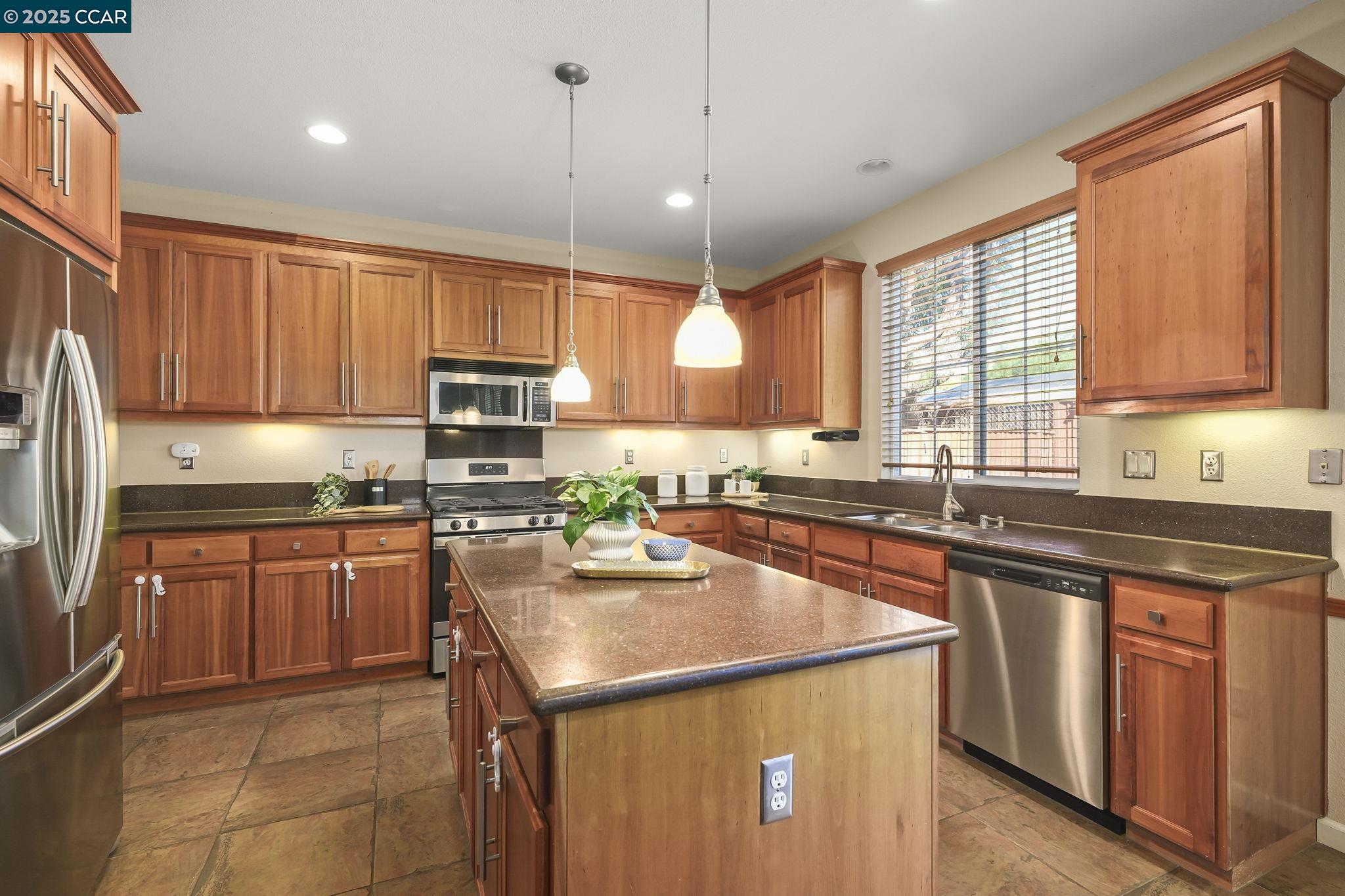 Detail Gallery Image 17 of 30 For 1775 Rose Gate Cmn, Livermore,  CA 94551 - 3 Beds | 2/1 Baths