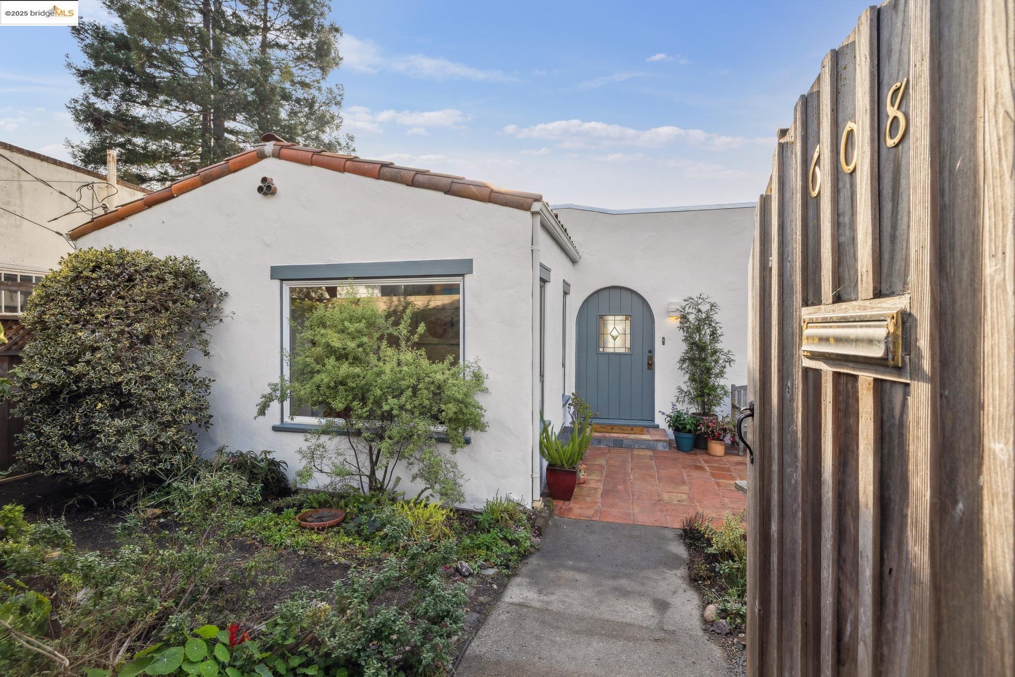 Detail Gallery Image 3 of 60 For 608 Colusa Ave, Berkeley,  CA 94707 - 2 Beds | 2 Baths