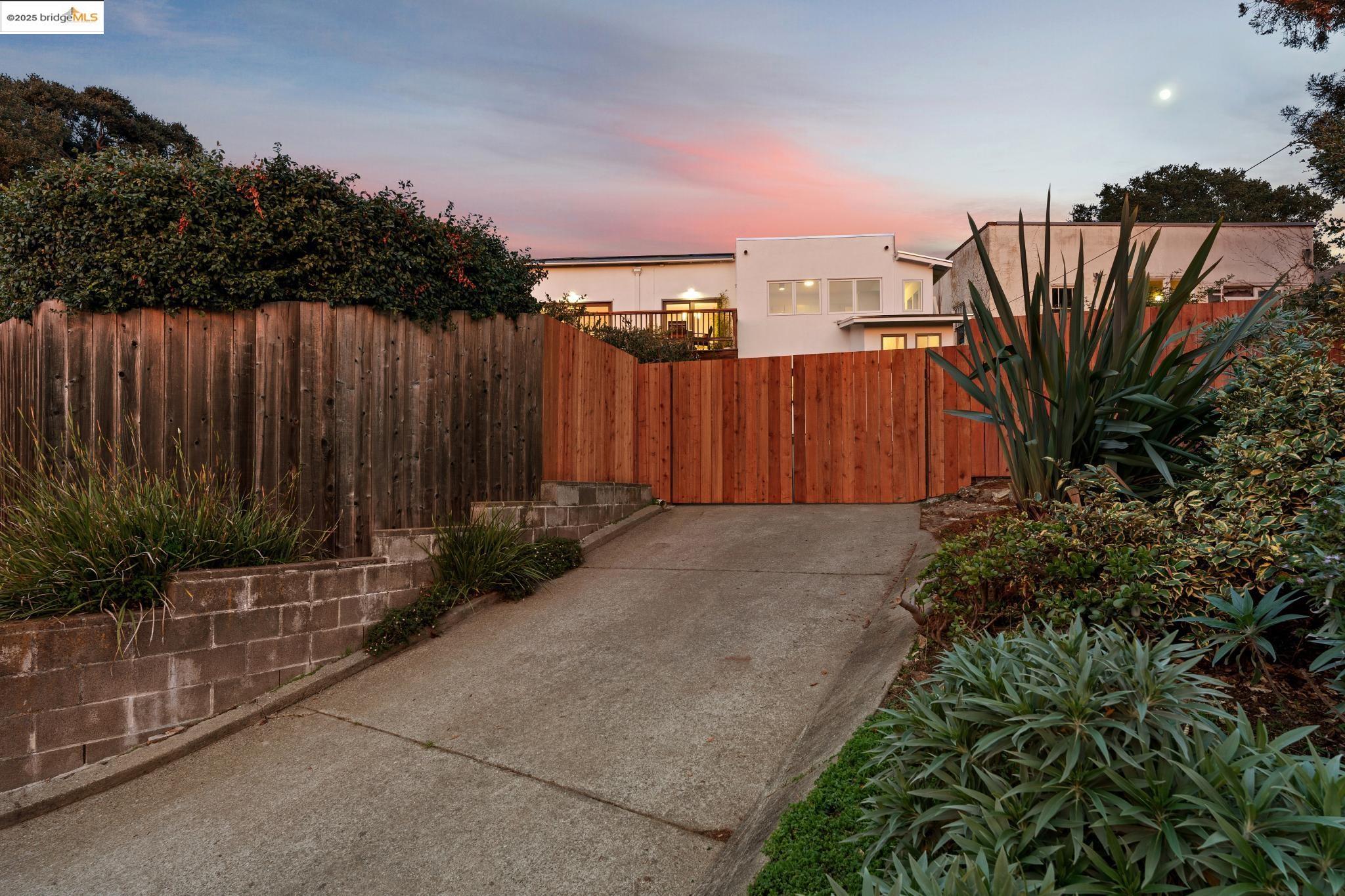Detail Gallery Image 57 of 60 For 608 Colusa Ave, Berkeley,  CA 94707 - 2 Beds | 2 Baths