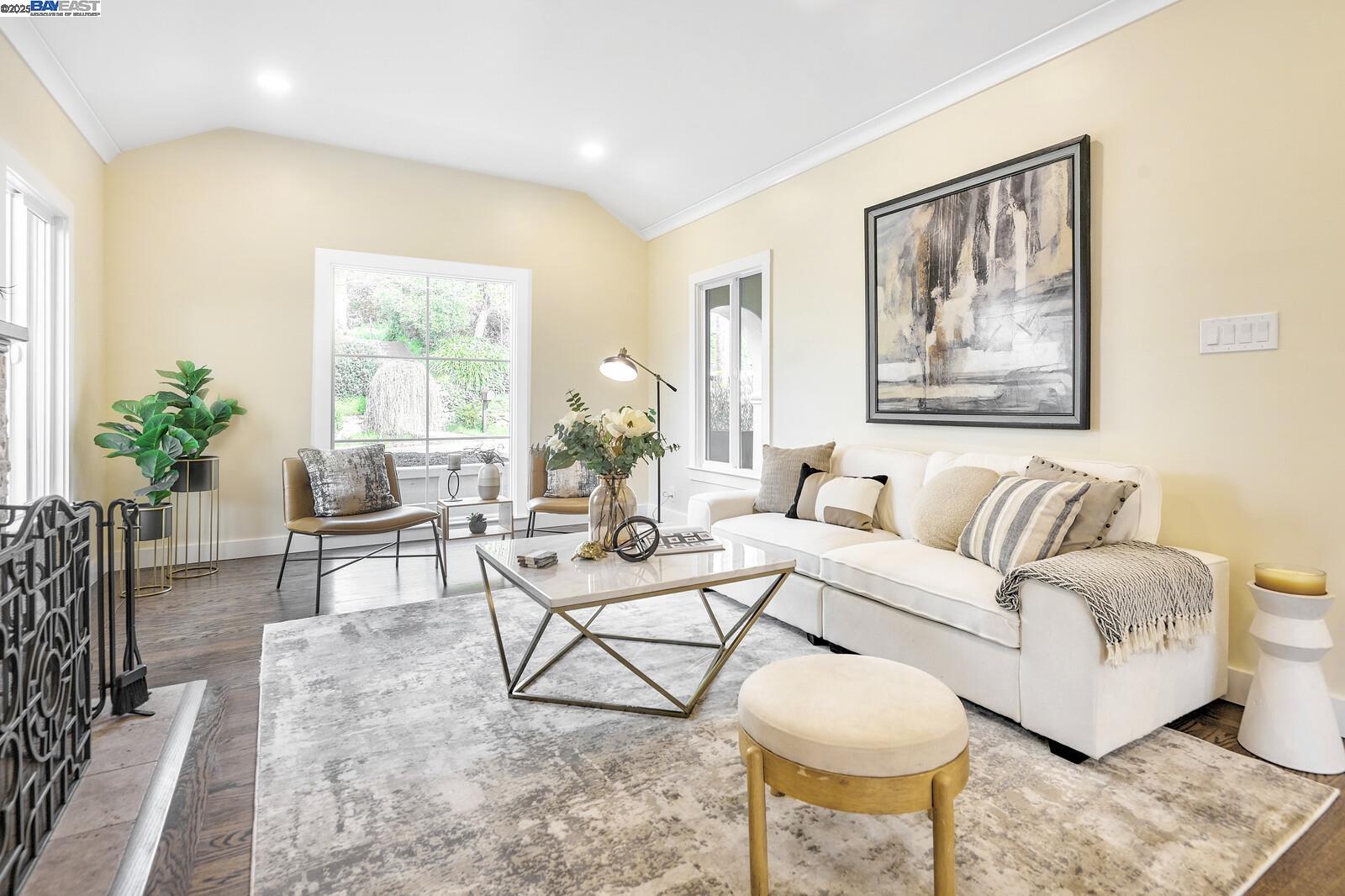 Detail Gallery Image 2 of 26 For 100 Sonia St., Oakland,  CA 94618 - 5 Beds | 3 Baths