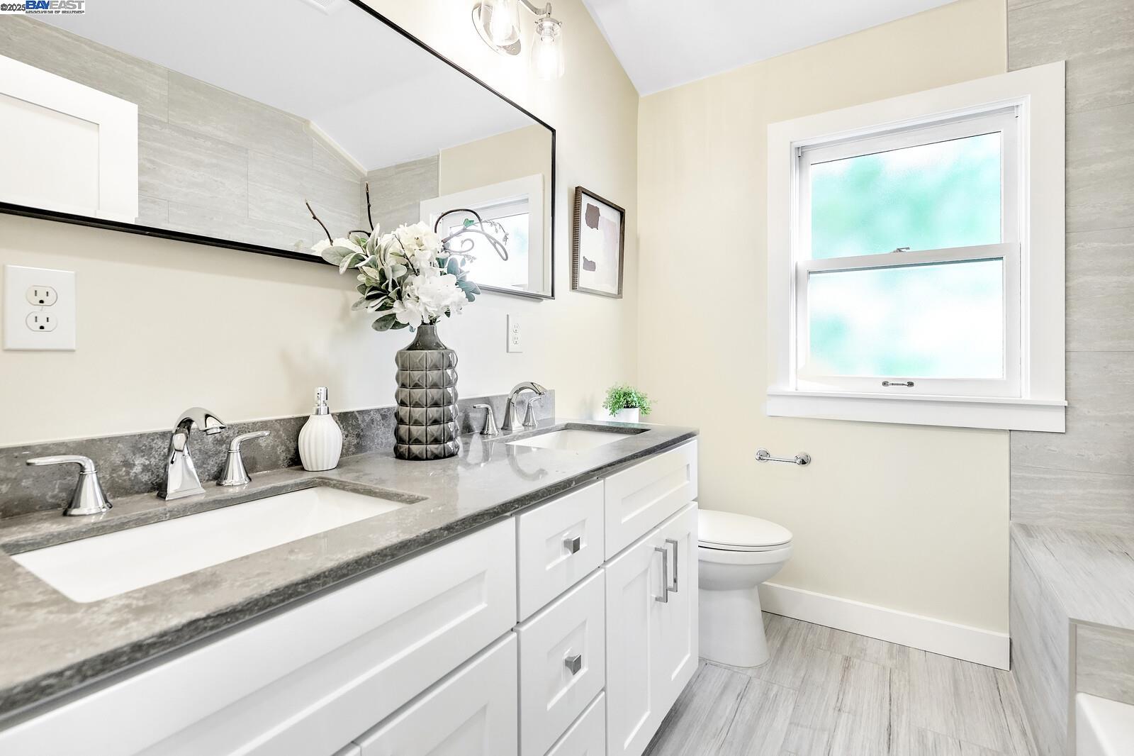 Detail Gallery Image 11 of 26 For 100 Sonia St., Oakland,  CA 94618 - 5 Beds | 3 Baths