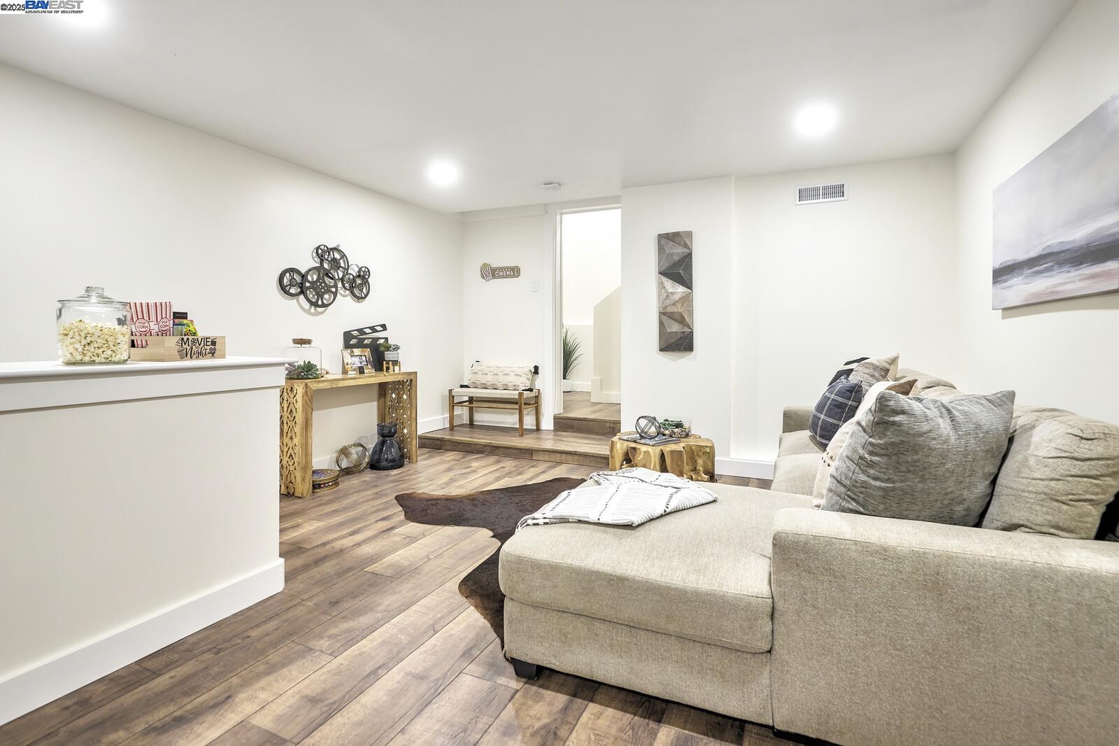 Detail Gallery Image 18 of 26 For 100 Sonia St., Oakland,  CA 94618 - 5 Beds | 3 Baths