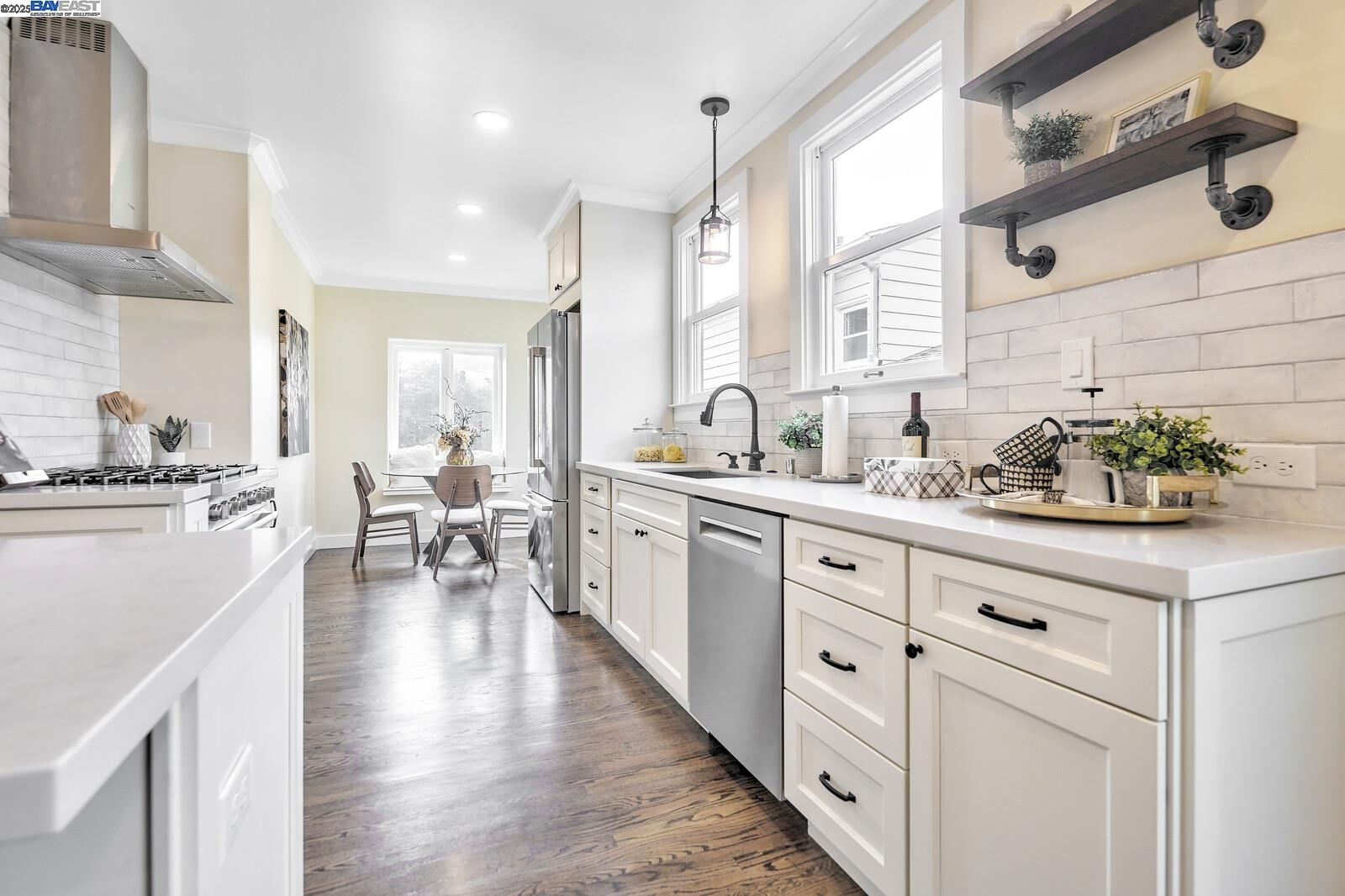 Detail Gallery Image 7 of 26 For 100 Sonia St., Oakland,  CA 94618 - 5 Beds | 3 Baths