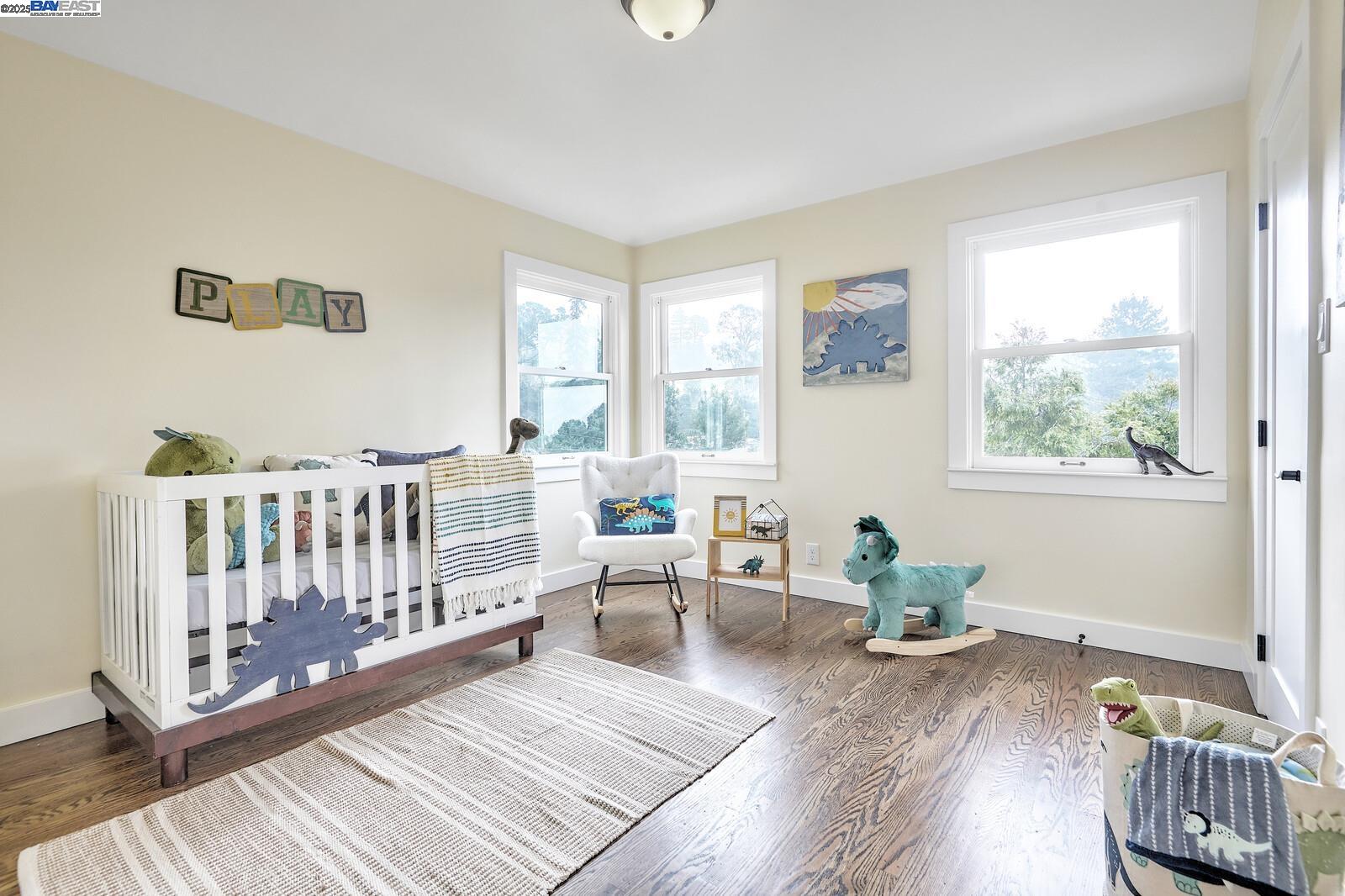 Detail Gallery Image 10 of 26 For 100 Sonia St., Oakland,  CA 94618 - 5 Beds | 3 Baths