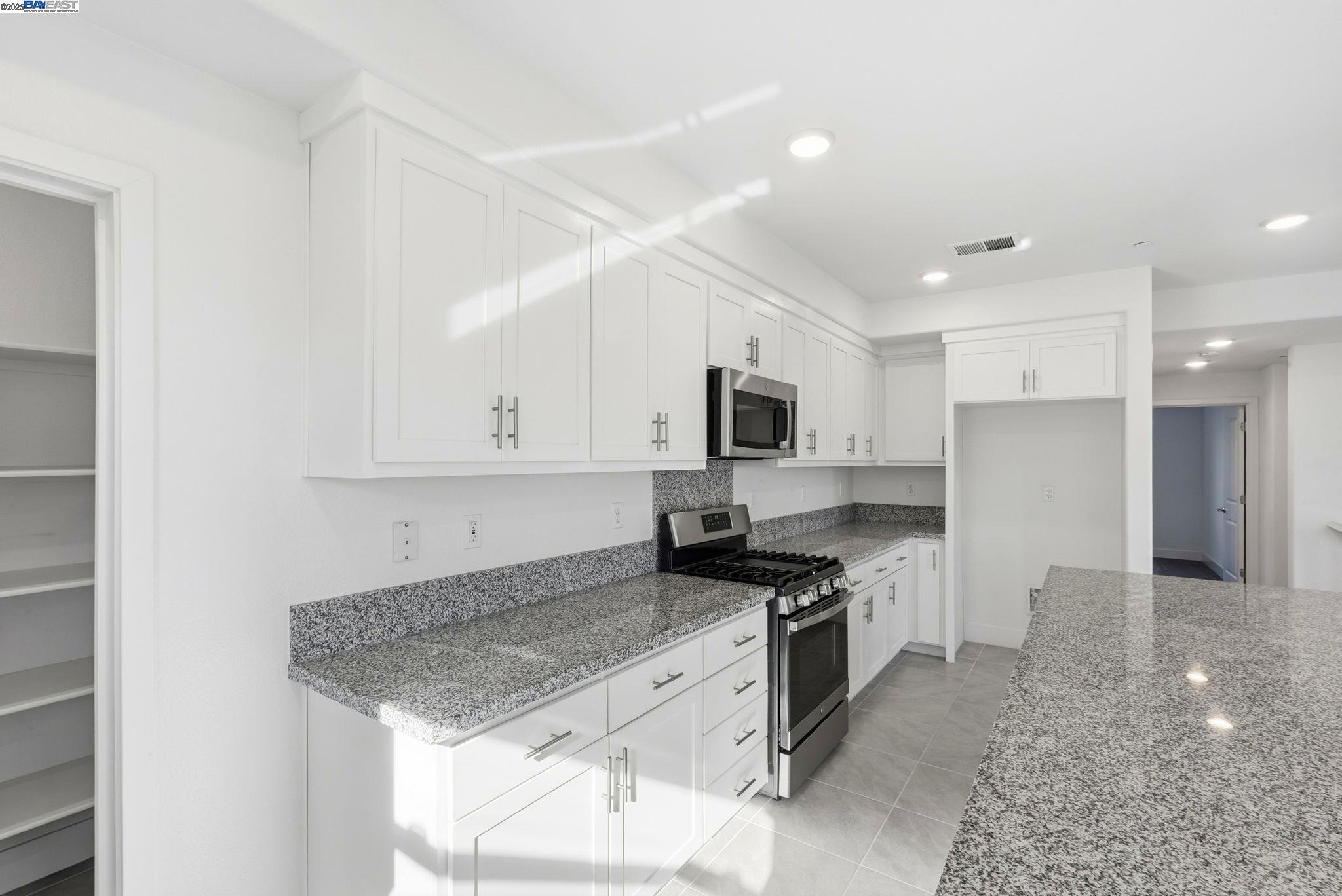 Detail Gallery Image 31 of 39 For 498 Trace Lane, Hayward,  CA 94544-56 - 2 Beds | 2 Baths