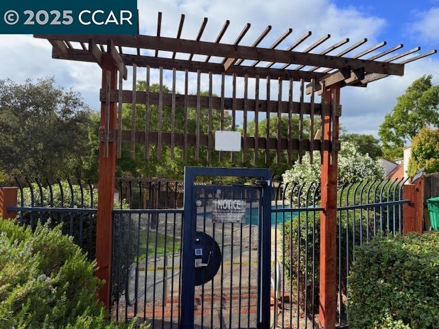 Detail Gallery Image 4 of 22 For 10 Tarn Ct, Hercules,  CA 94547 - 3 Beds | 2/1 Baths