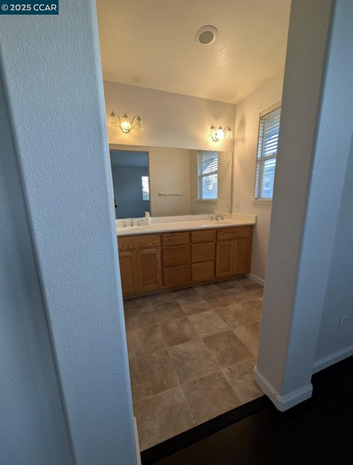 Detail Gallery Image 8 of 10 For 6248 Sussex Dr, Dublin,  CA 94568 - 3 Beds | 2/1 Baths