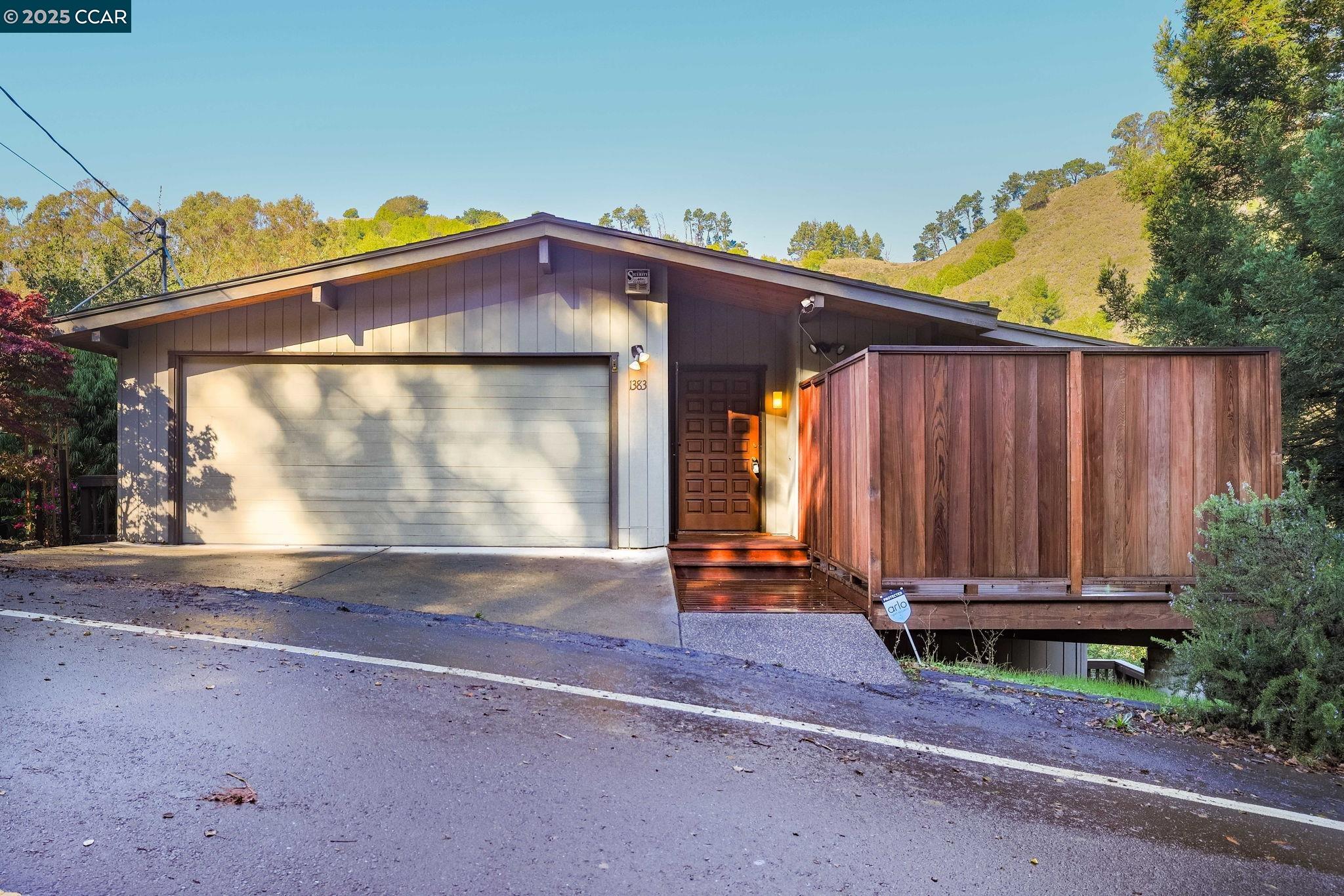 Detail Gallery Image 2 of 47 For 1383 Alvarado Rd, Berkeley,  CA 94705 - 4 Beds | 3/1 Baths