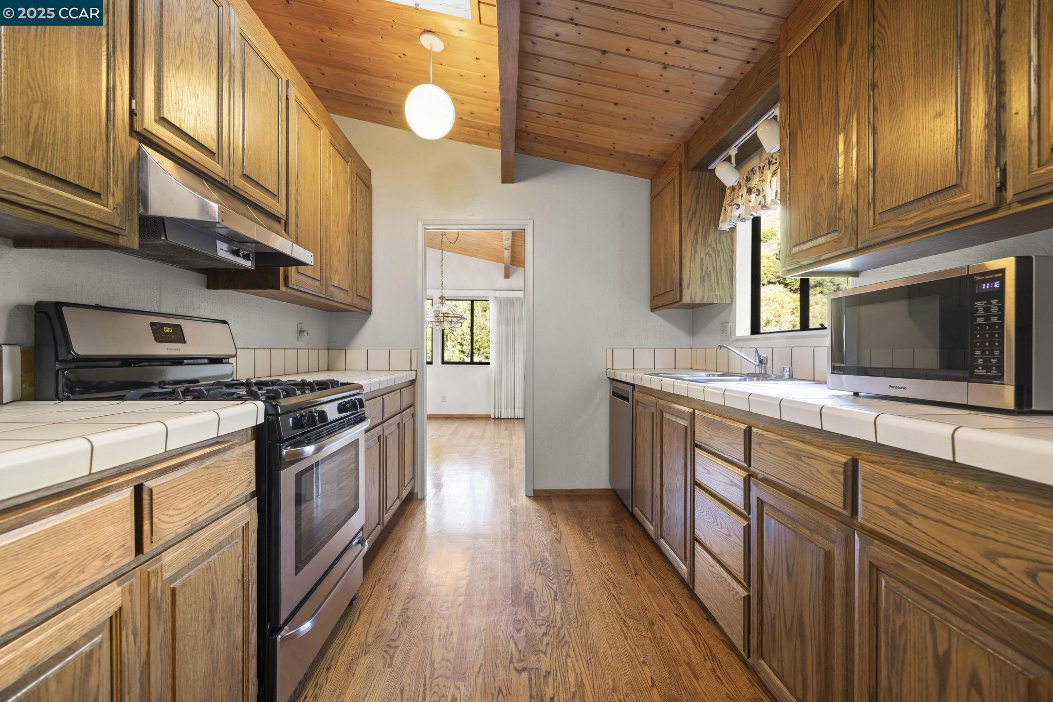 Detail Gallery Image 16 of 47 For 1383 Alvarado Rd, Berkeley,  CA 94705 - 4 Beds | 3/1 Baths