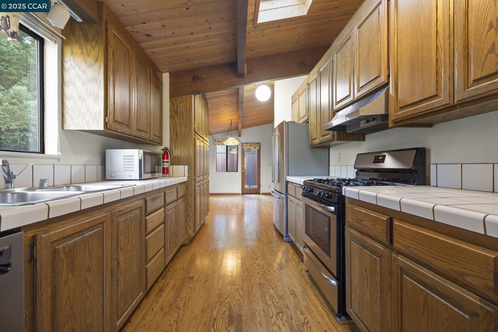 Detail Gallery Image 17 of 47 For 1383 Alvarado Rd, Berkeley,  CA 94705 - 4 Beds | 3/1 Baths