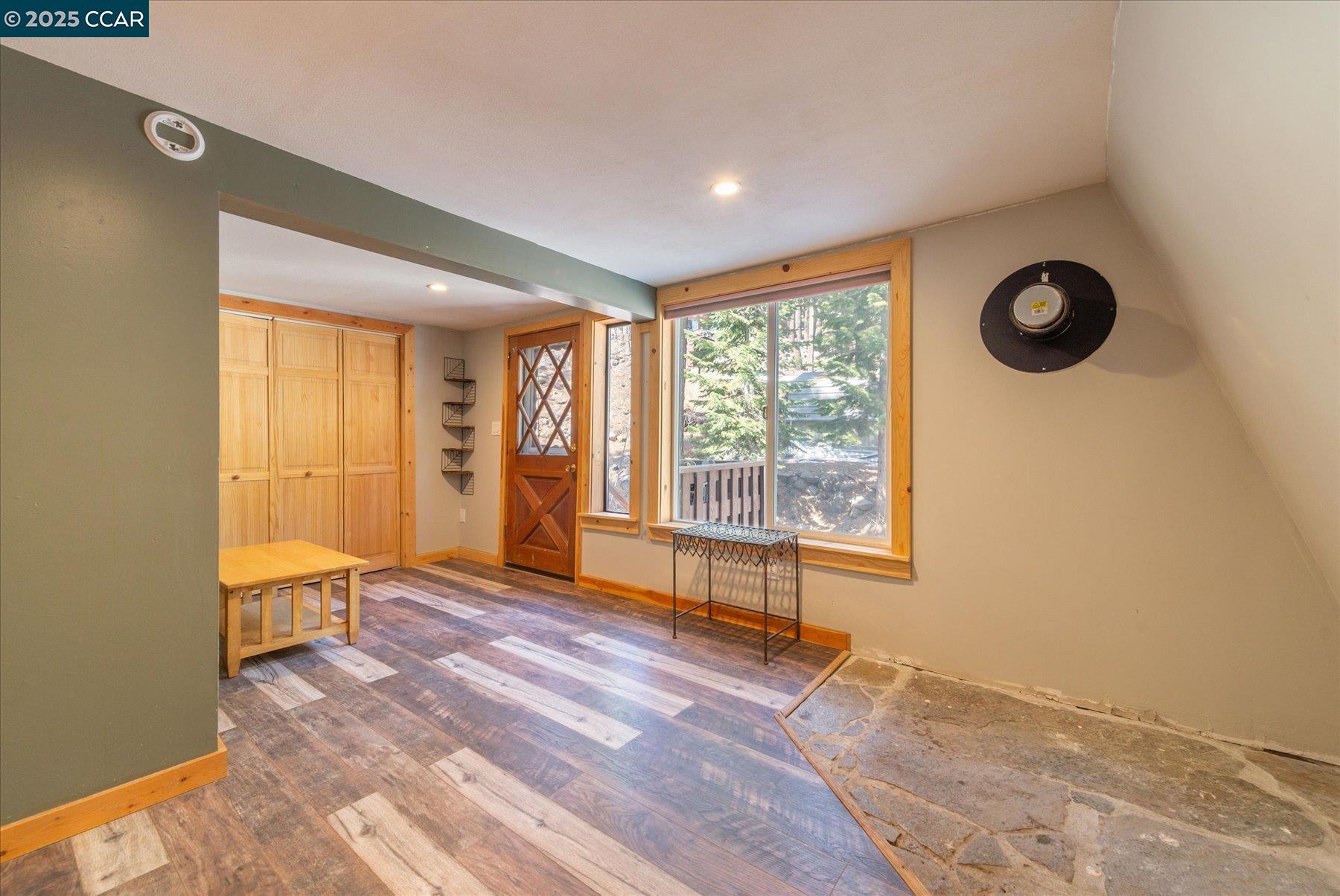 Detail Gallery Image 7 of 25 For 12255 Sierra Dr, Truckee,  CA 96161 - 4 Beds | 2 Baths