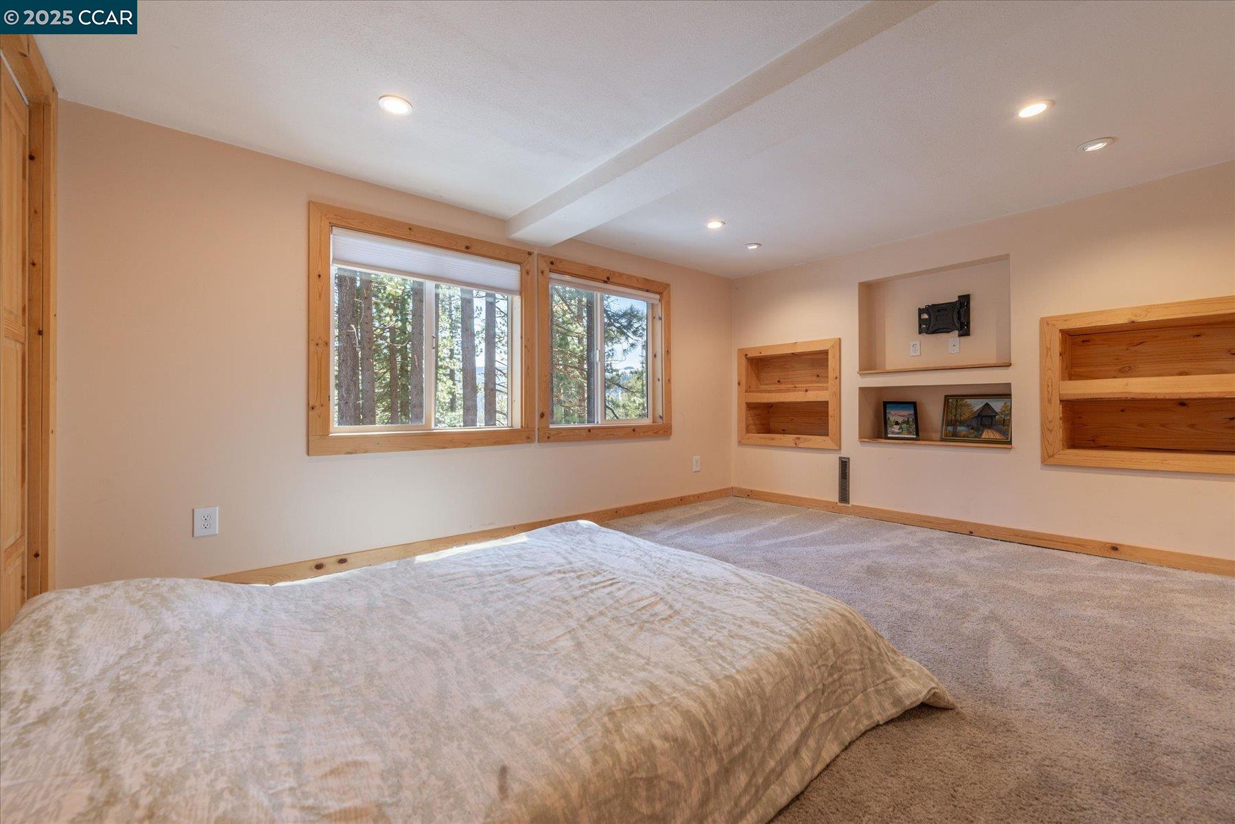 Detail Gallery Image 9 of 25 For 12255 Sierra Dr, Truckee,  CA 96161 - 4 Beds | 2 Baths