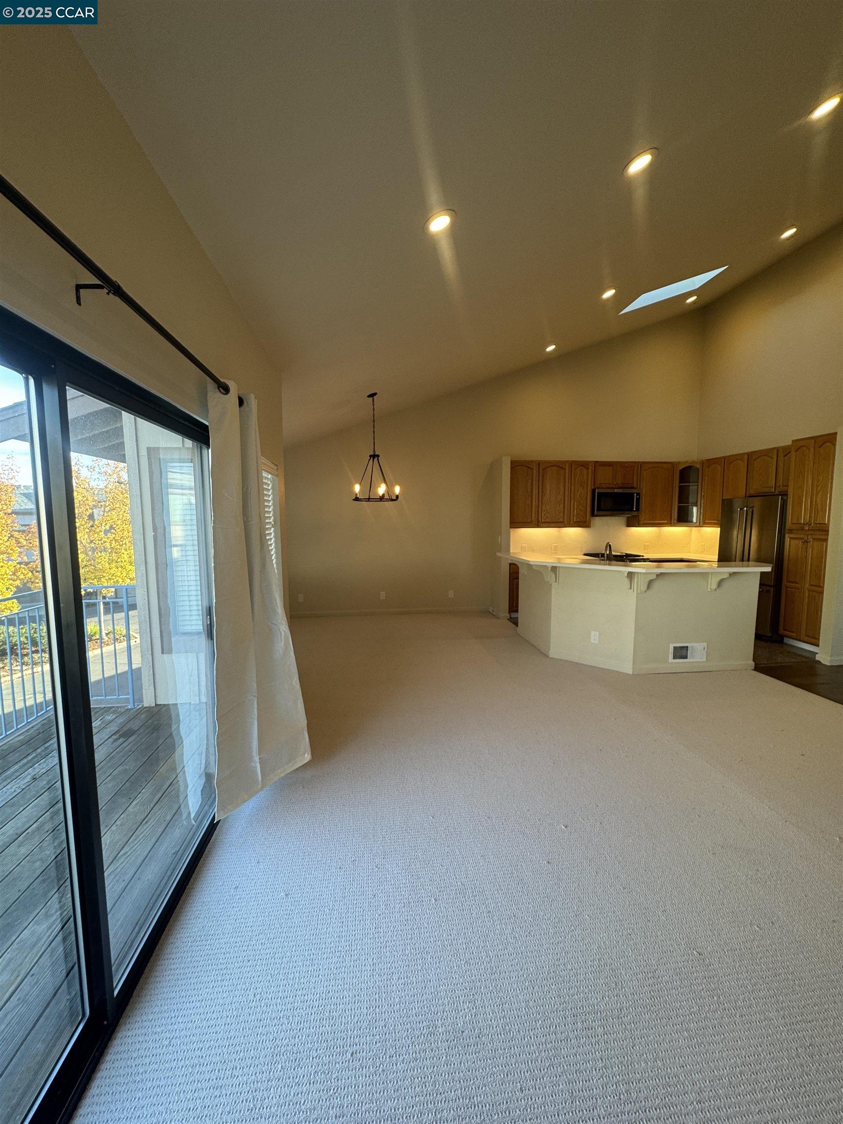 Detail Gallery Image 13 of 28 For 87 Starview Dr, Oakland,  CA 94618-2334 - 3 Beds | 2/1 Baths