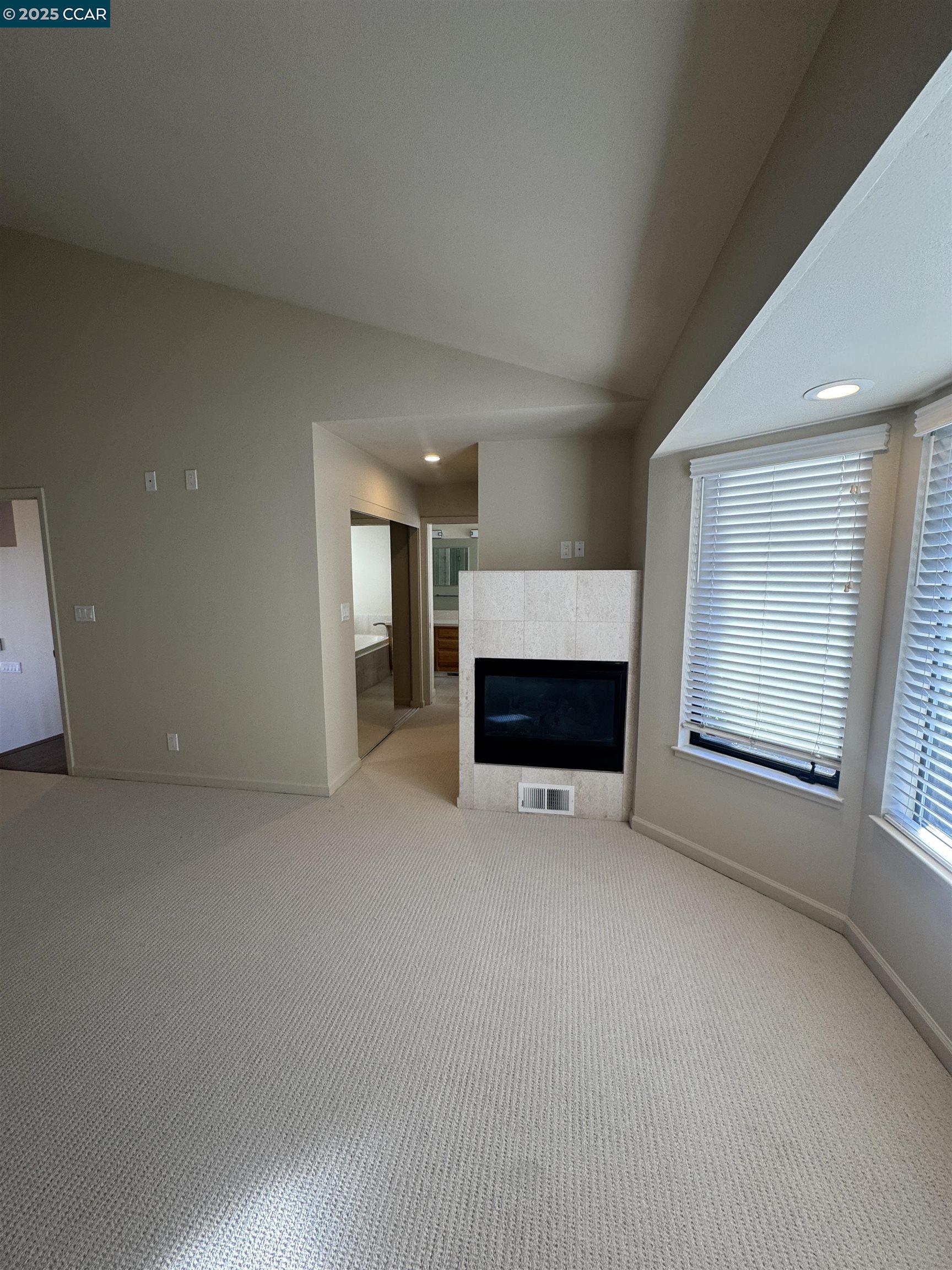 Detail Gallery Image 16 of 28 For 87 Starview Dr, Oakland,  CA 94618-2334 - 3 Beds | 2/1 Baths