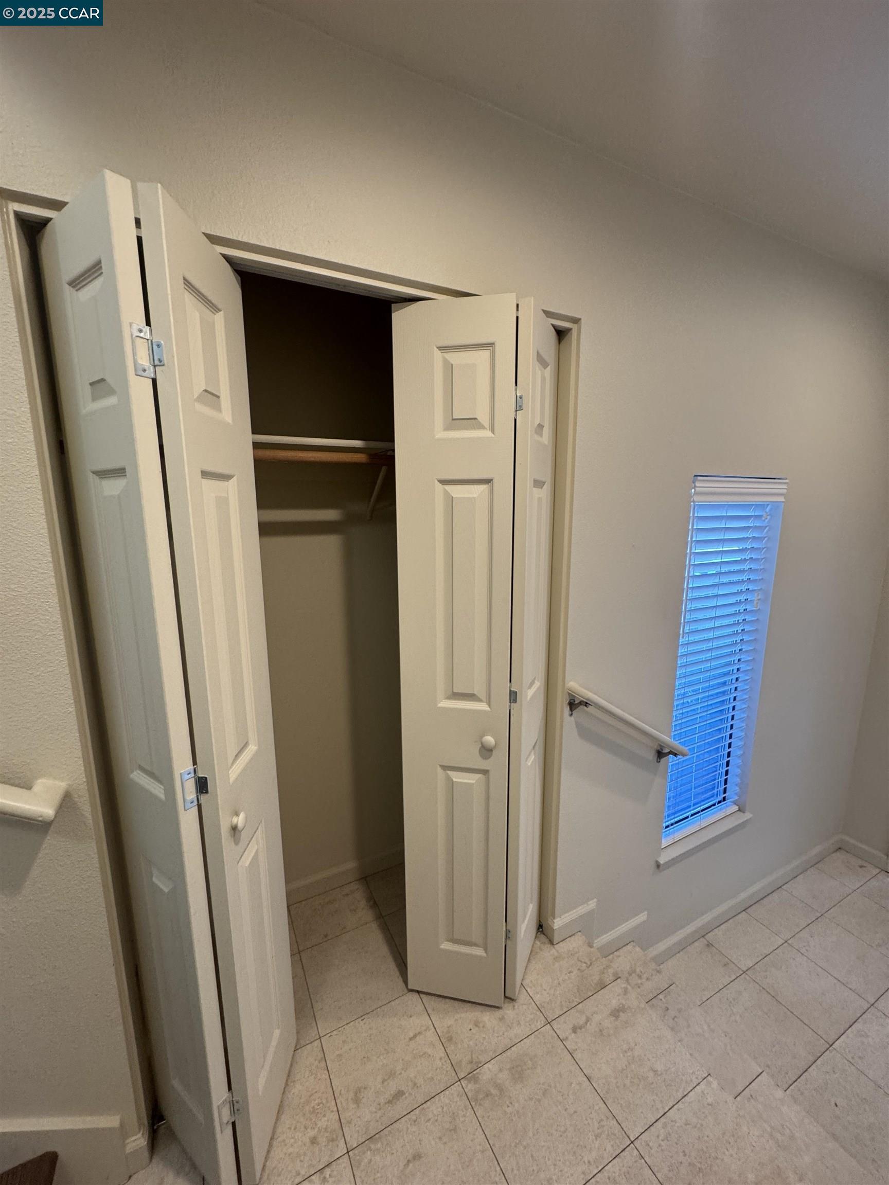 Detail Gallery Image 27 of 28 For 87 Starview Dr, Oakland,  CA 94618-2334 - 3 Beds | 2/1 Baths