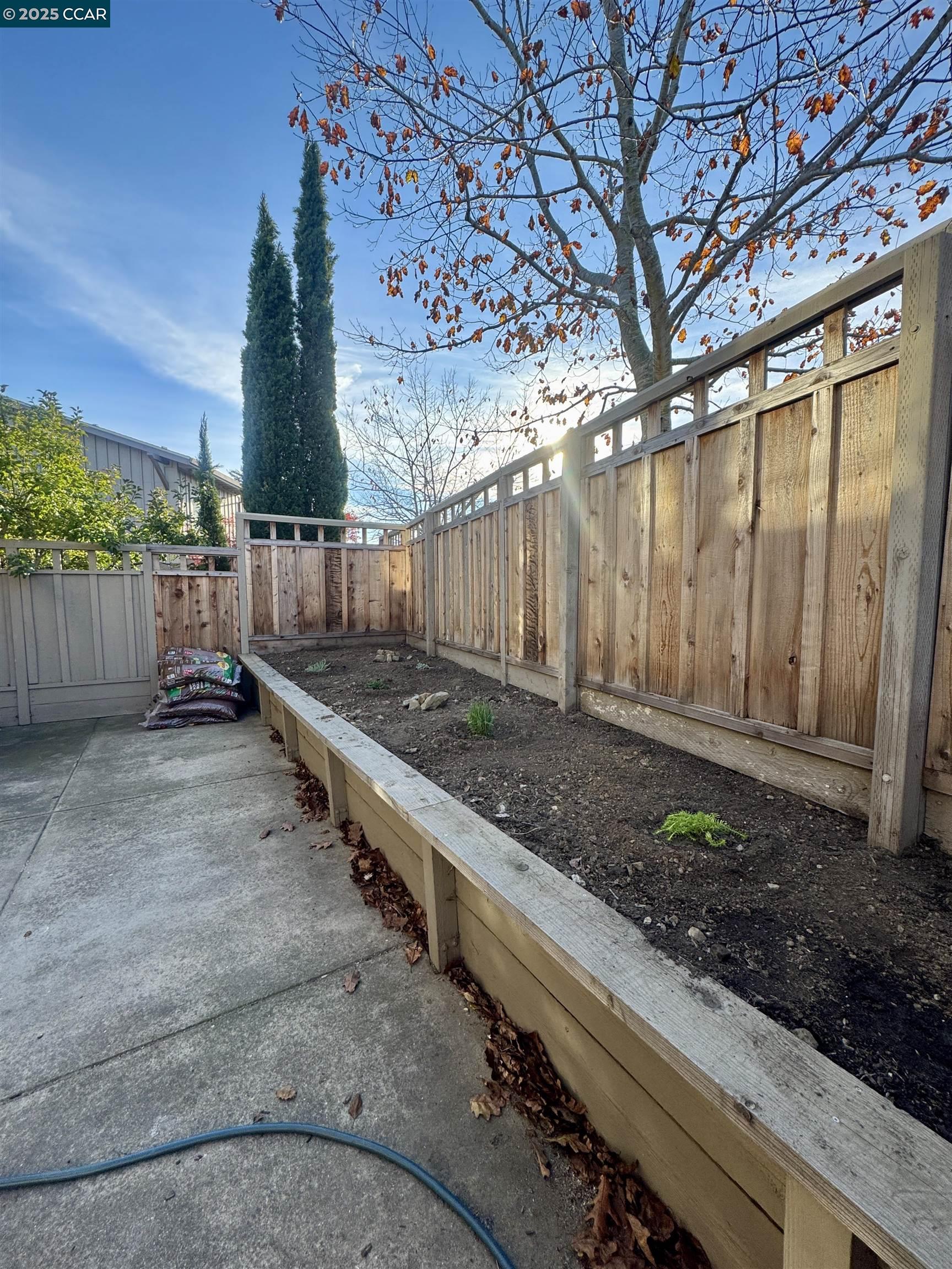 Detail Gallery Image 4 of 28 For 87 Starview Dr, Oakland,  CA 94618-2334 - 3 Beds | 2/1 Baths