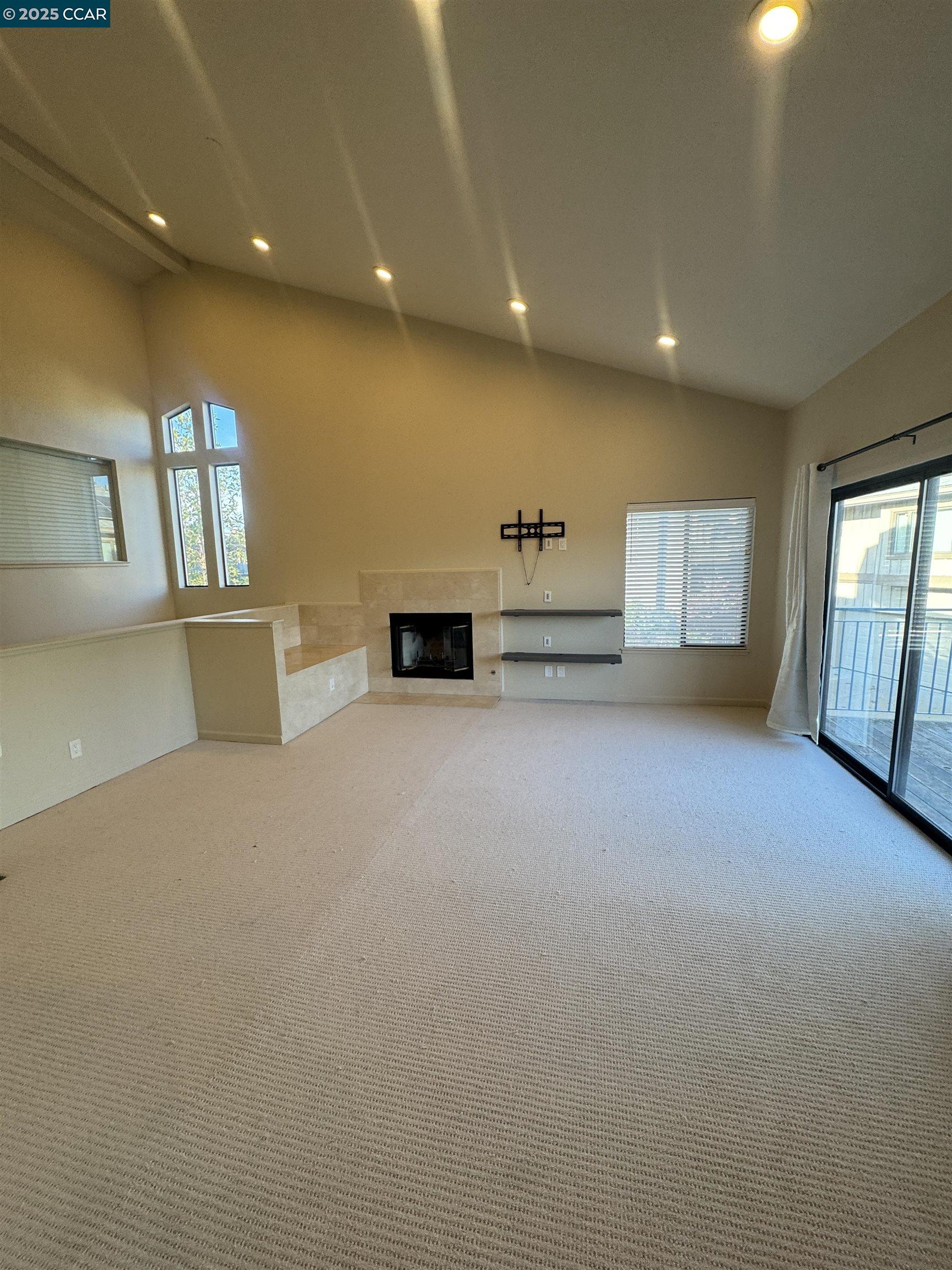 Detail Gallery Image 5 of 28 For 87 Starview Dr, Oakland,  CA 94618-2334 - 3 Beds | 2/1 Baths