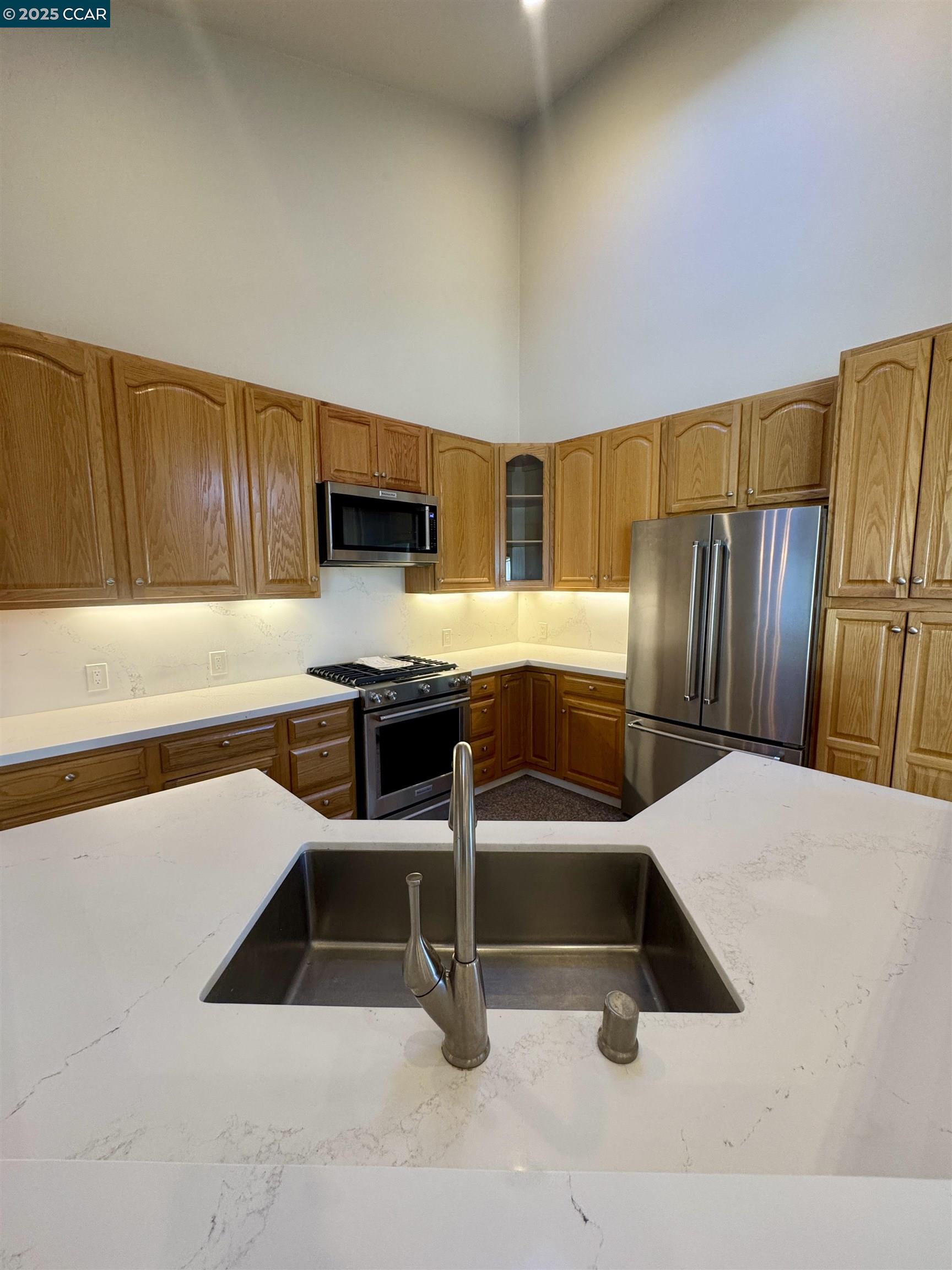 Detail Gallery Image 6 of 28 For 87 Starview Dr, Oakland,  CA 94618-2334 - 3 Beds | 2/1 Baths