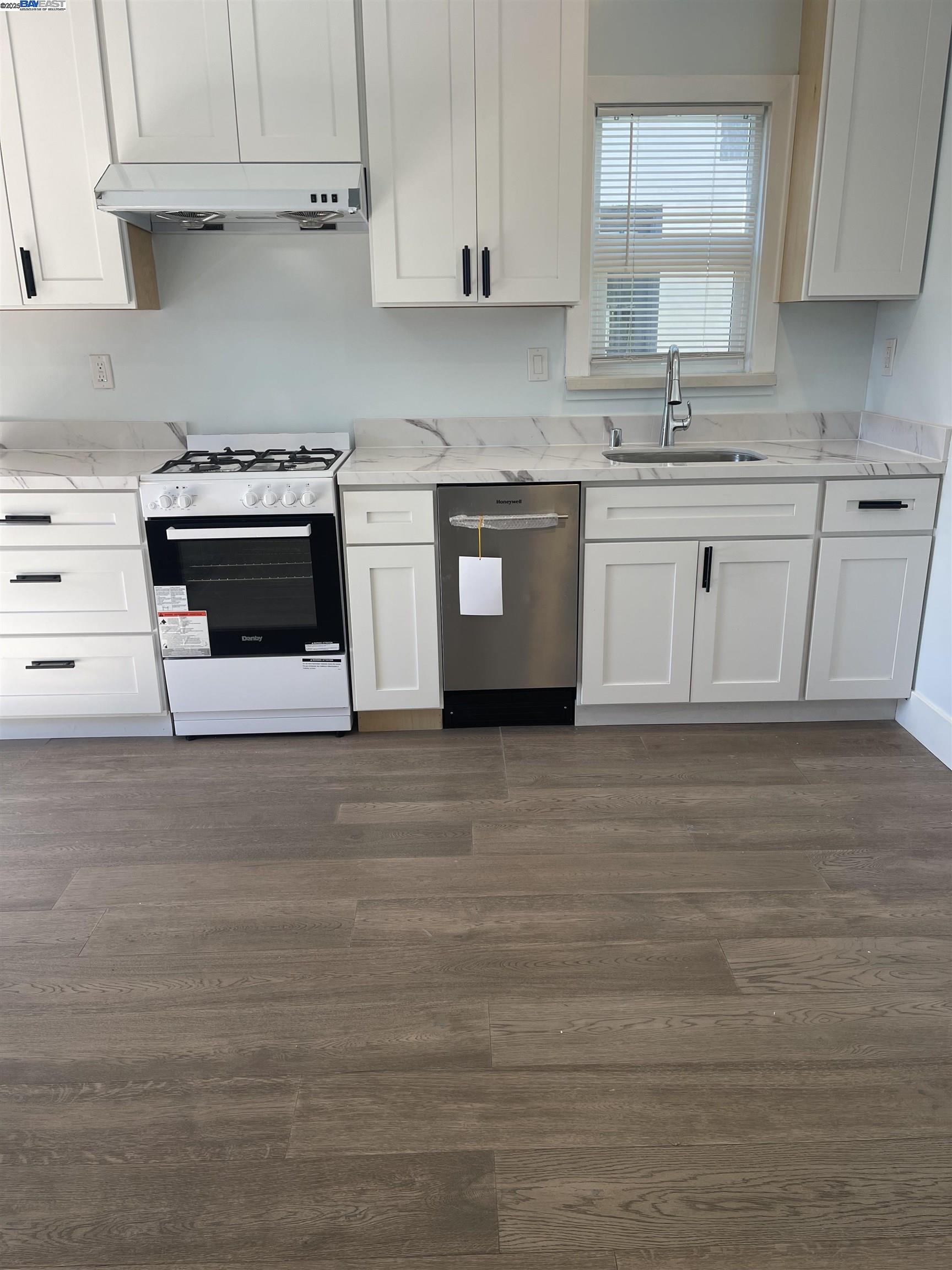 Detail Gallery Image 7 of 12 For 1251 Burnett St, Berkeley,  CA 94702 - 1 Beds | 1 Baths