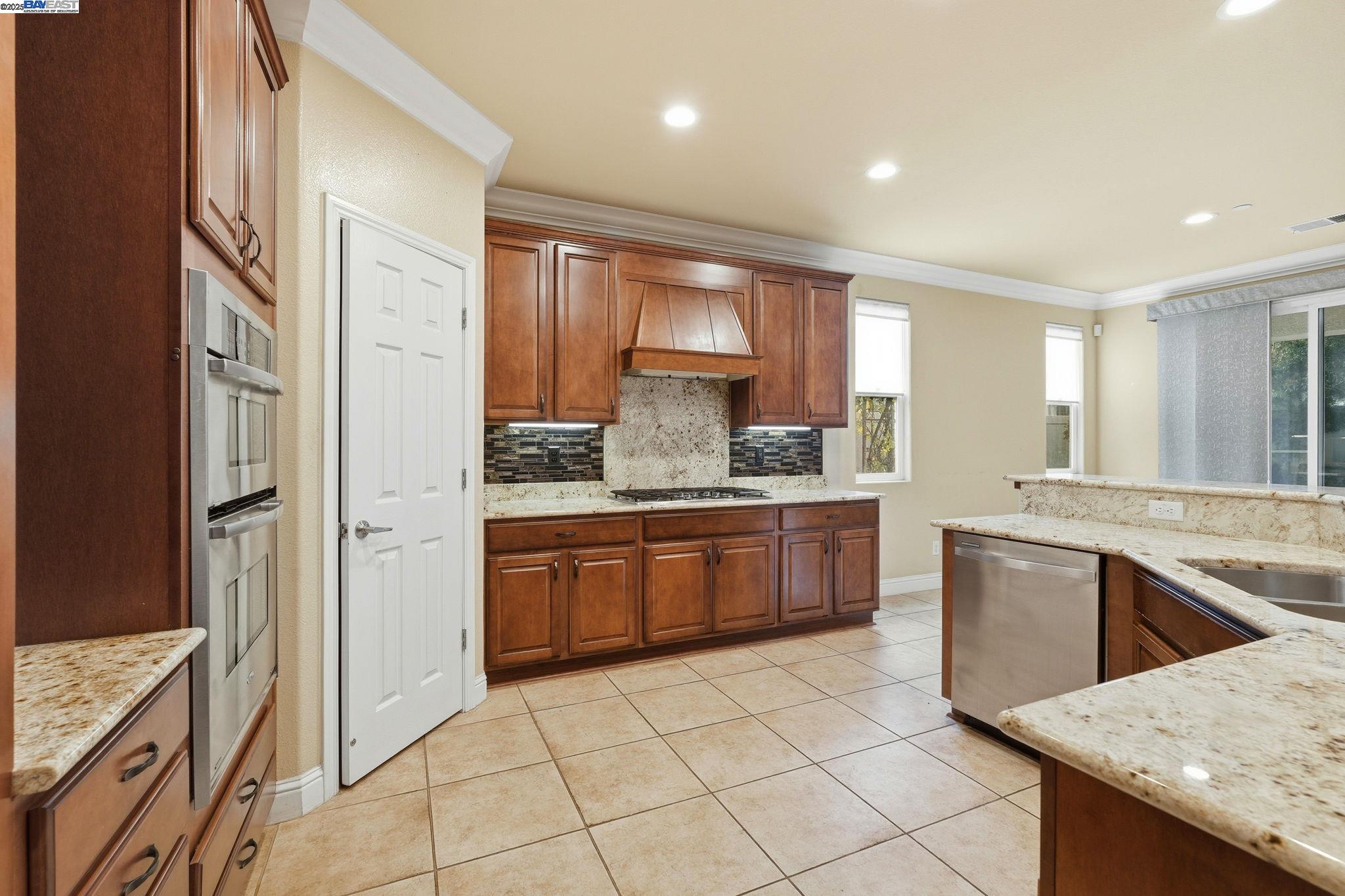 Detail Gallery Image 8 of 34 For 2443 Plumcreek Ln, Manteca,  CA 95336 - 2 Beds | 2 Baths