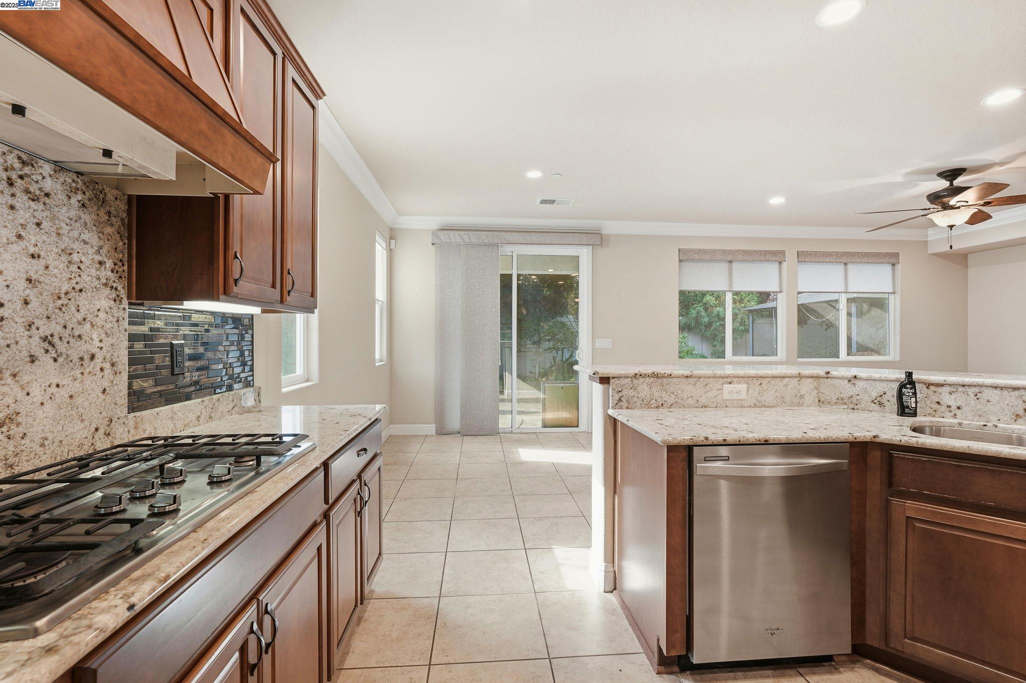 Detail Gallery Image 9 of 34 For 2443 Plumcreek Ln, Manteca,  CA 95336 - 2 Beds | 2 Baths