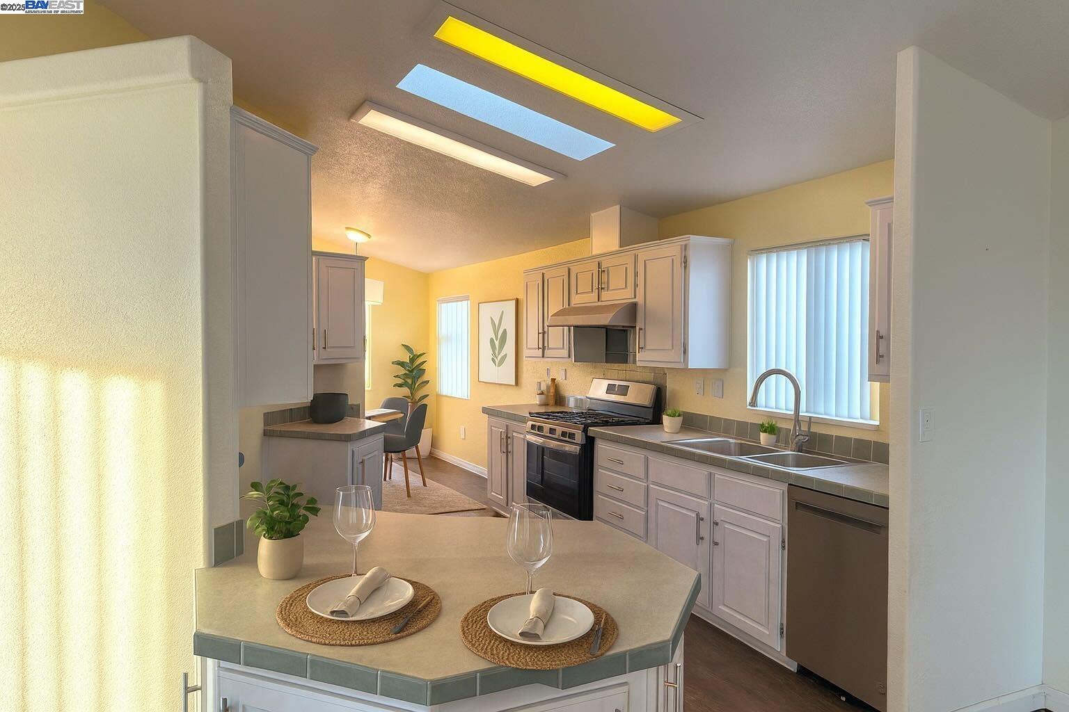 Detail Gallery Image 3 of 9 For 200 Ford Rd #1,  San Jose,  CA 95138 - 3 Beds | 2 Baths