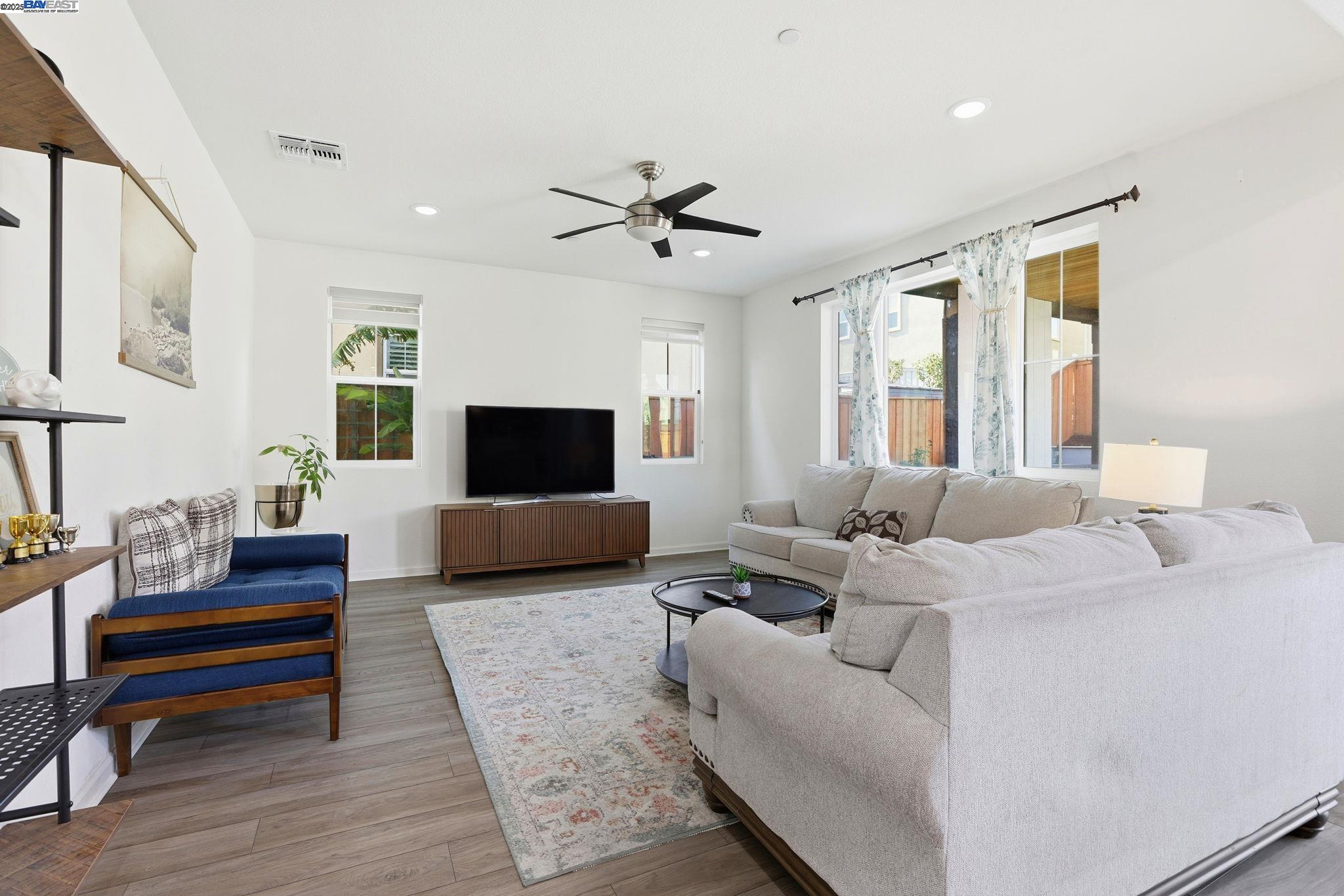 Detail Gallery Image 4 of 35 For 6623 Kittinger Ln, Tracy,  CA 95377 - 4 Beds | 3 Baths