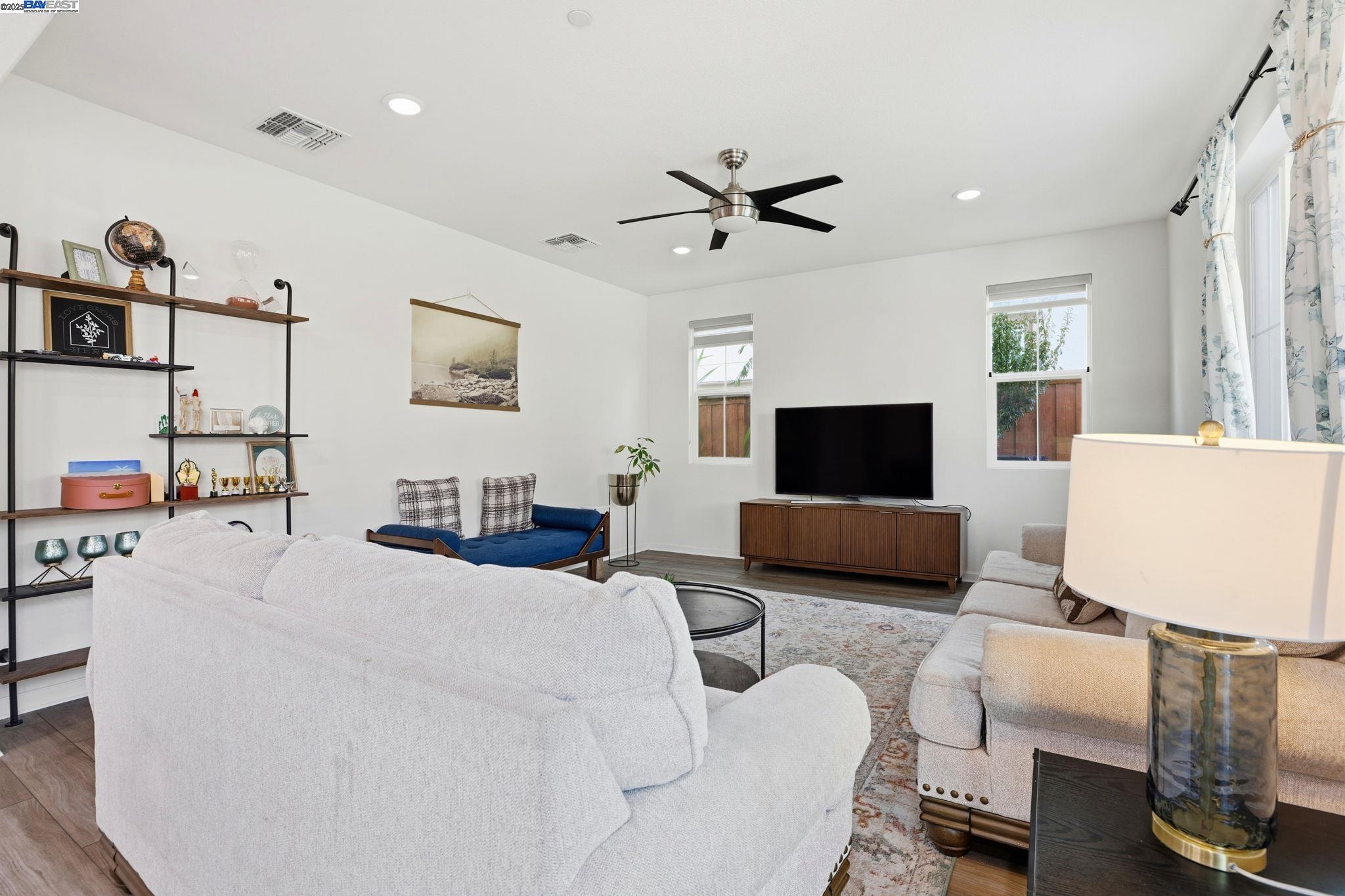 Detail Gallery Image 5 of 35 For 6623 Kittinger Ln, Tracy,  CA 95377 - 4 Beds | 3 Baths