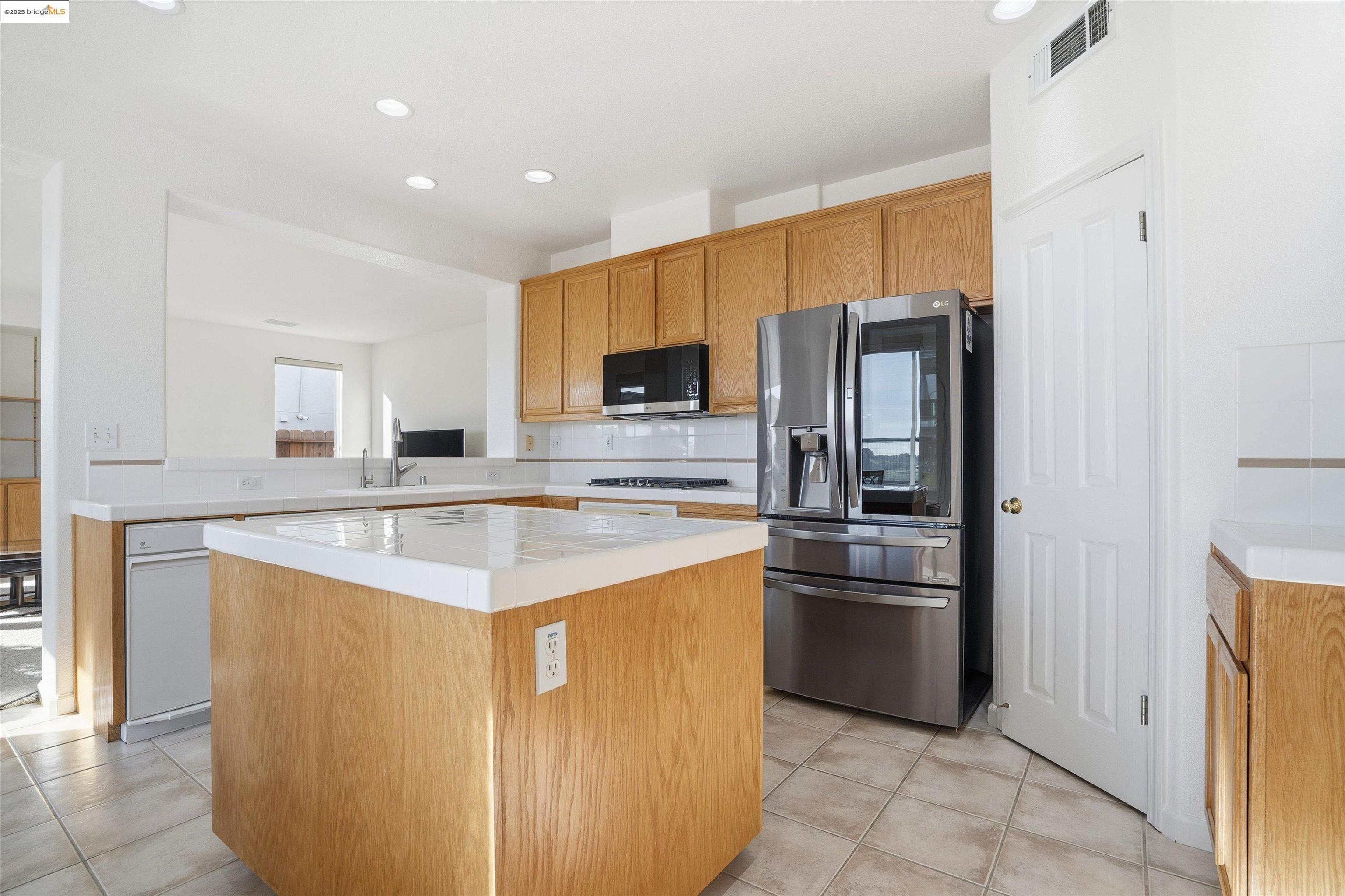 Detail Gallery Image 20 of 60 For 6857 Sunriver Ln, Vallejo,  CA 94591 - 4 Beds | 3 Baths