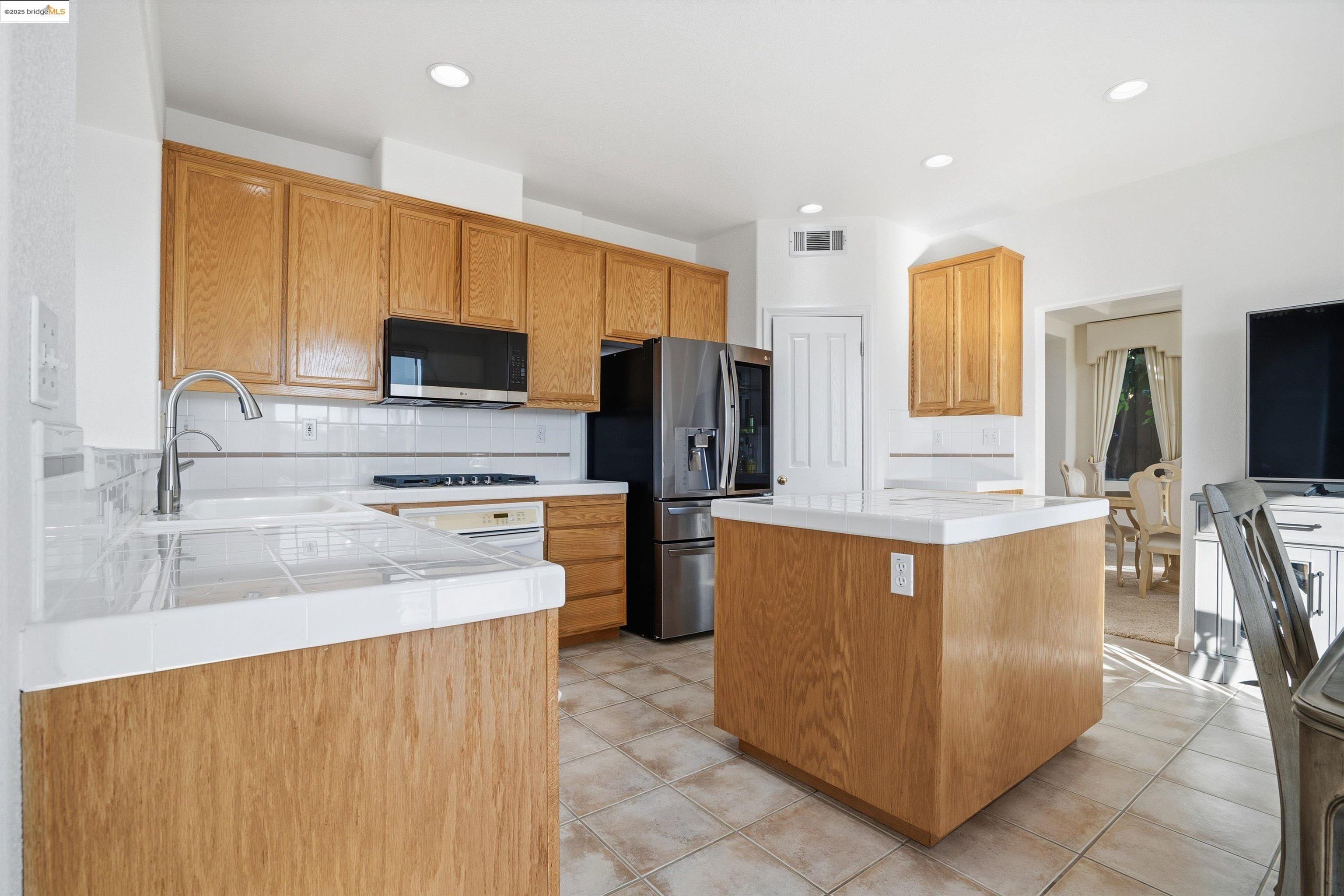 Detail Gallery Image 21 of 60 For 6857 Sunriver Ln, Vallejo,  CA 94591 - 4 Beds | 3 Baths