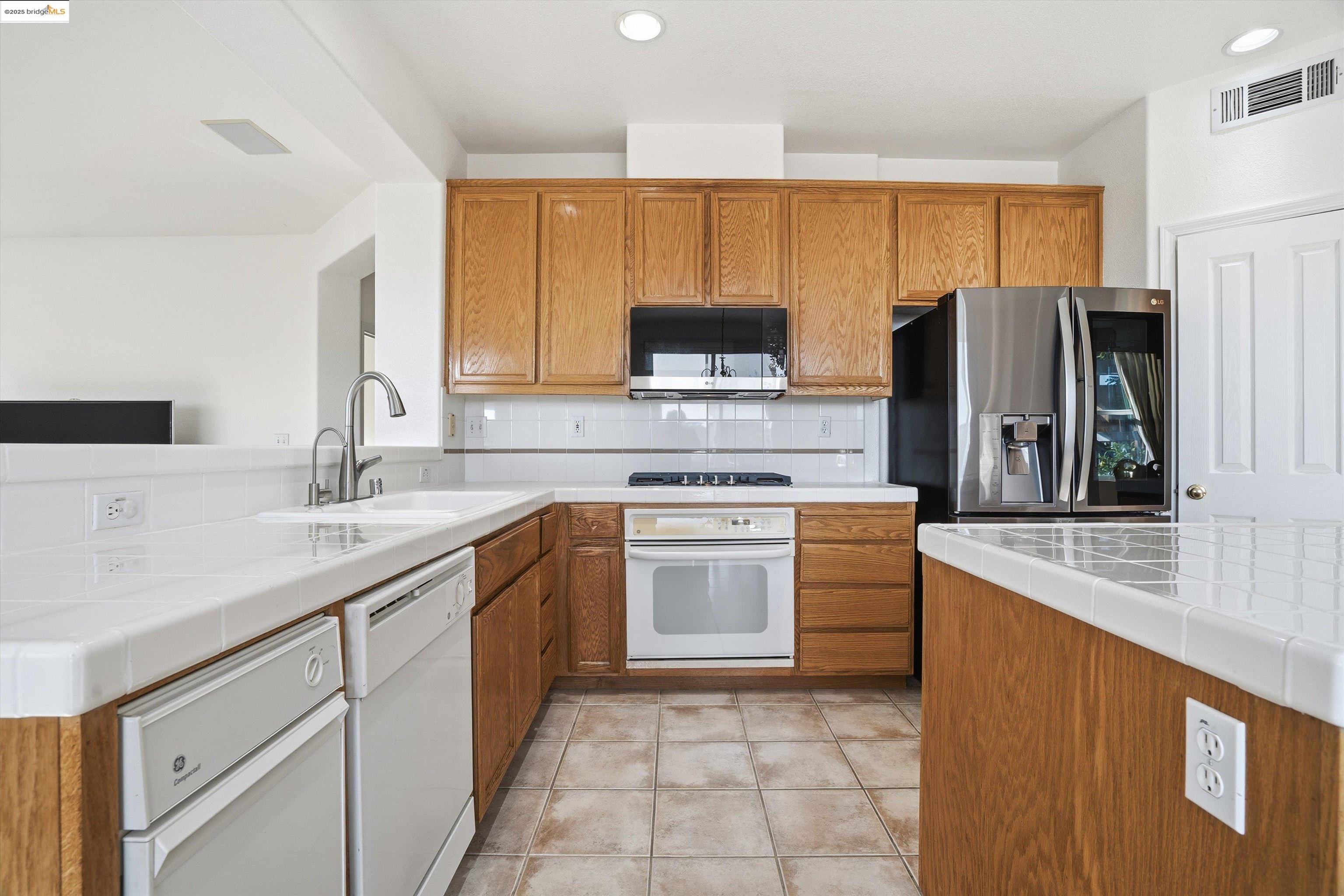 Detail Gallery Image 22 of 60 For 6857 Sunriver Ln, Vallejo,  CA 94591 - 4 Beds | 3 Baths