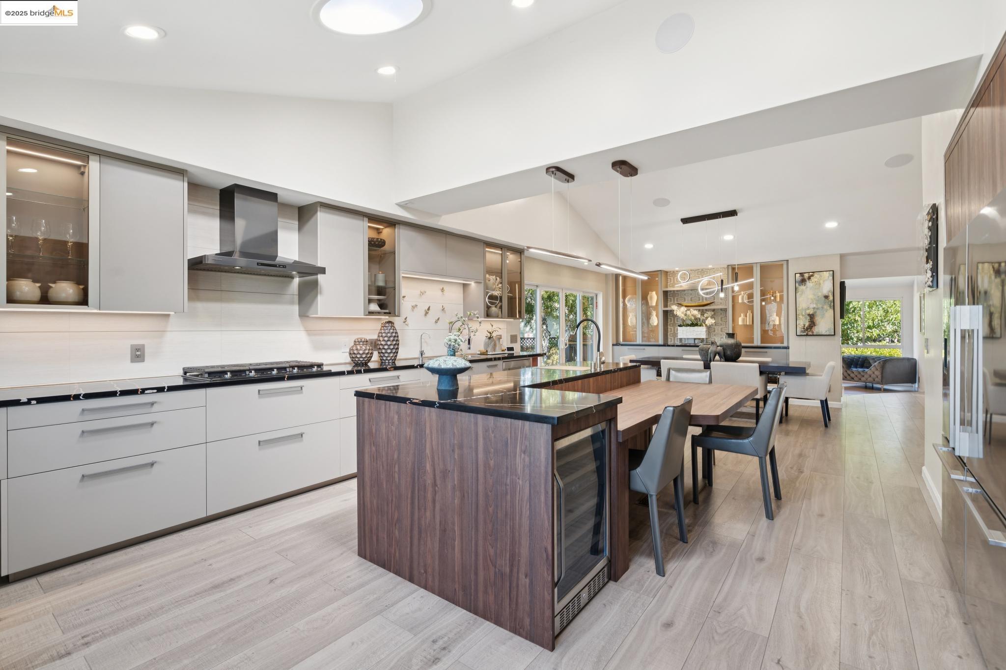 Detail Gallery Image 14 of 60 For 38 Lenelle Ct, Moraga,  CA 94556 - 6 Beds | 4/2 Baths