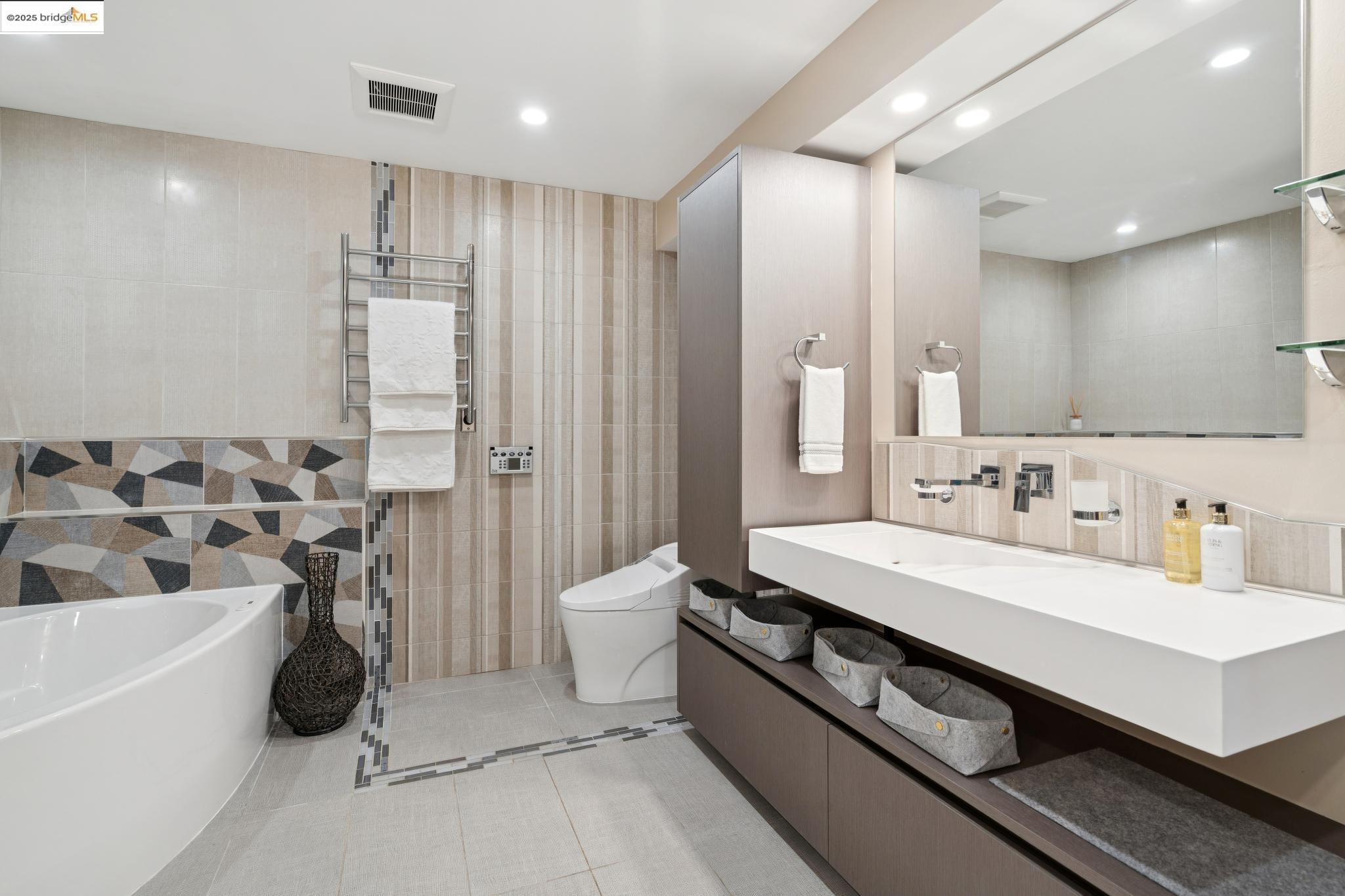 Detail Gallery Image 38 of 60 For 38 Lenelle Ct, Moraga,  CA 94556 - 6 Beds | 4/2 Baths