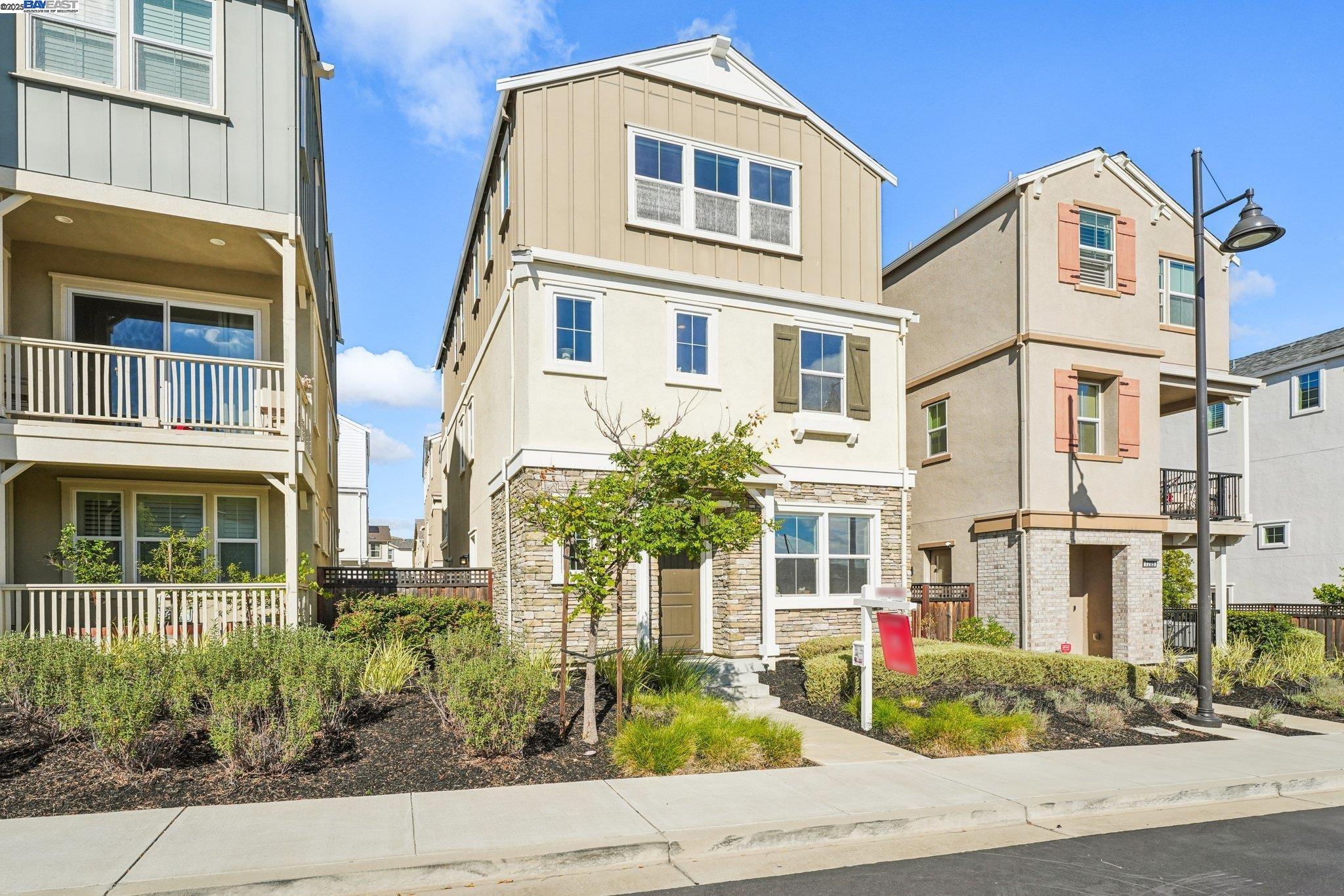 Detail Gallery Image 4 of 58 For 7213 Calistoga Ln, Dublin,  CA 94568 - 4 Beds | 3/1 Baths