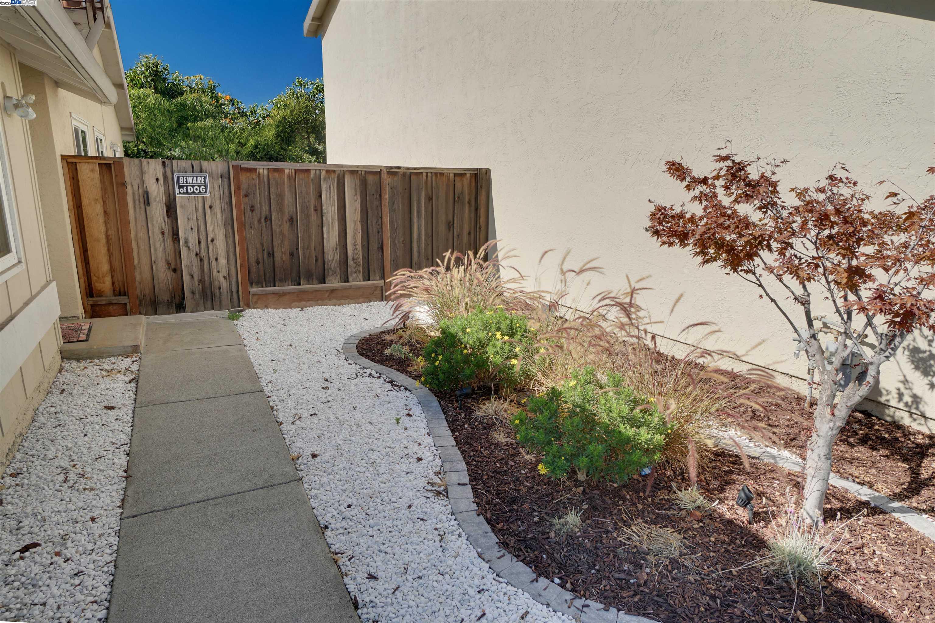 Detail Gallery Image 2 of 17 For 33787 Shylock Dr, Fremont,  CA 94555 - 4 Beds | 2 Baths