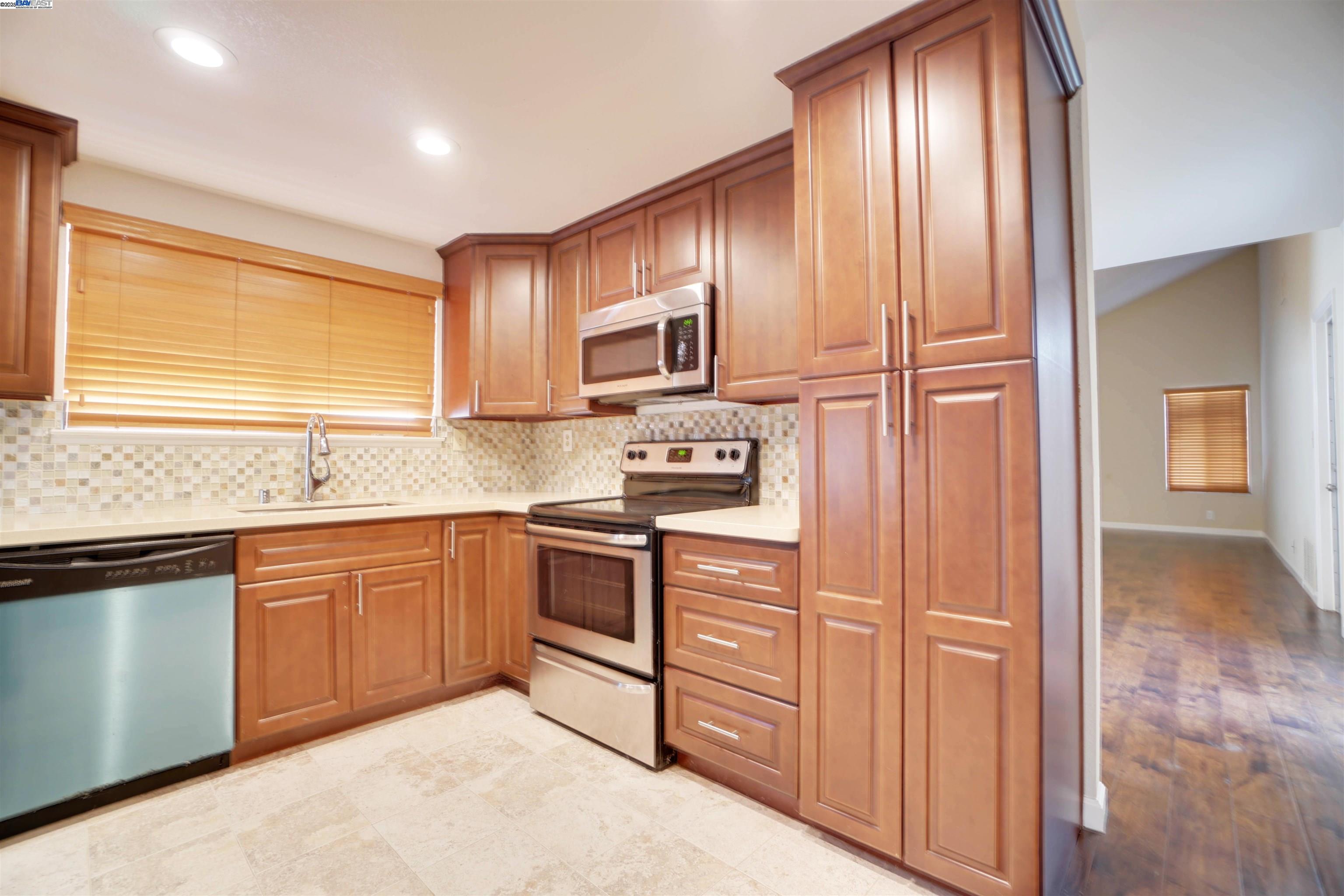 Detail Gallery Image 6 of 17 For 33787 Shylock Dr, Fremont,  CA 94555 - 4 Beds | 2 Baths